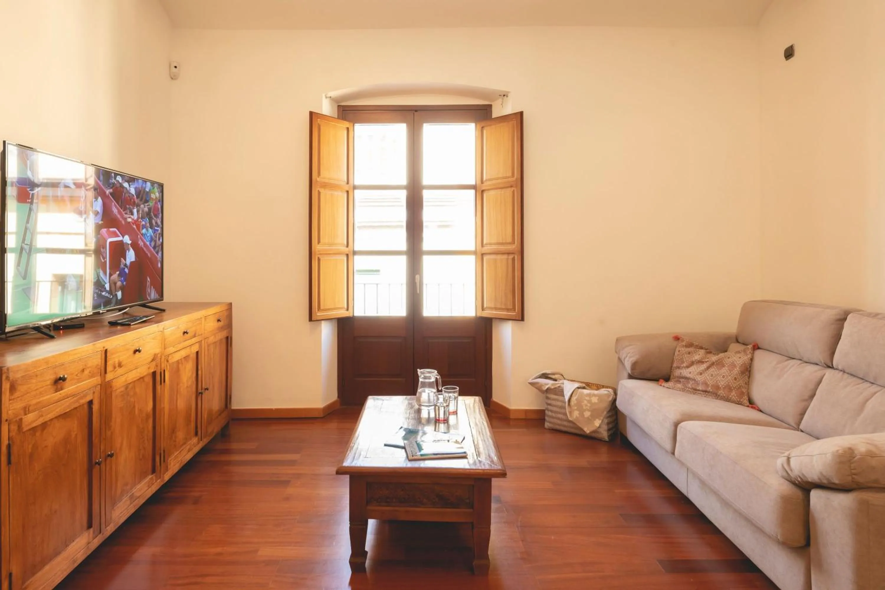 TV and multimedia in Bravissimo Mercaders 6