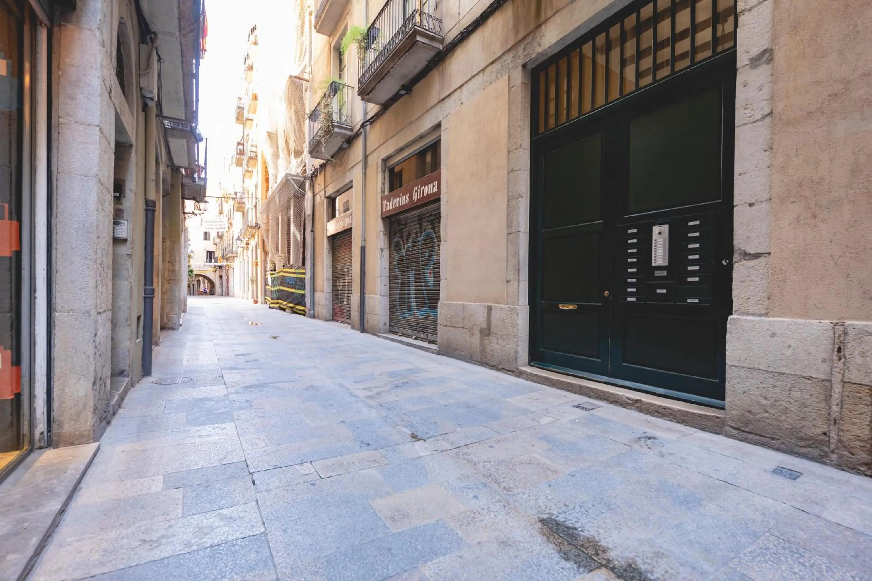 Facade/entrance in Bravissimo Mercaders 6