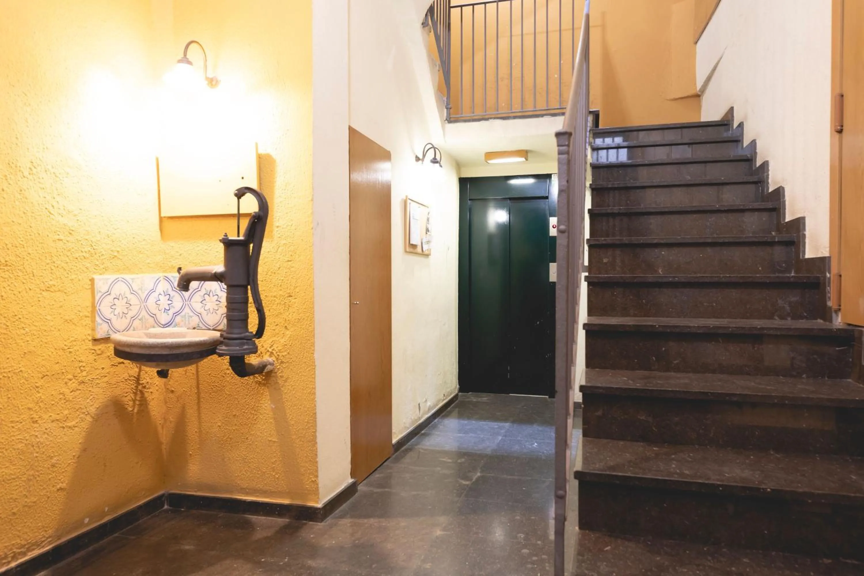 Facade/entrance in Bravissimo Mercaders 6