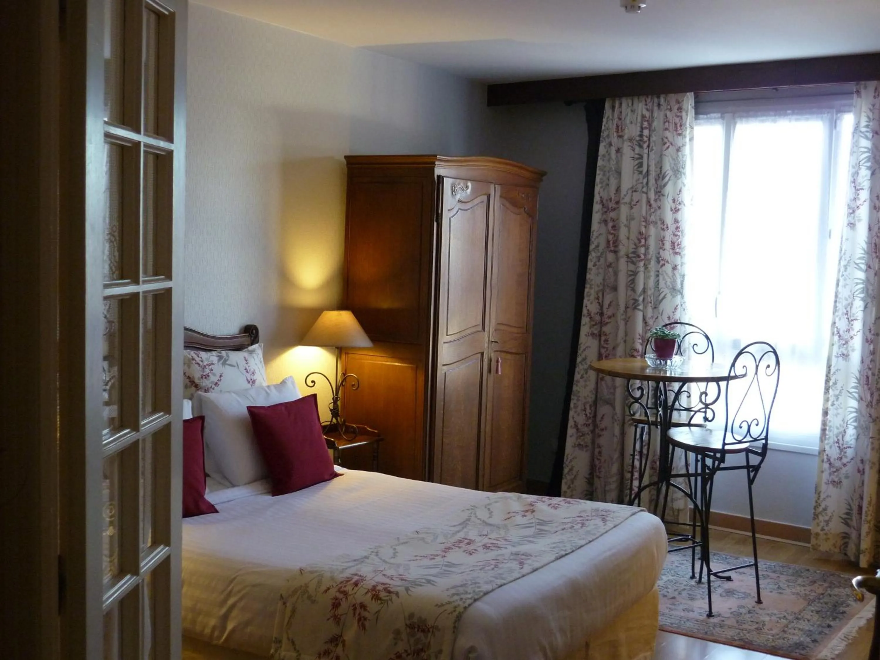 Photo of the whole room, Bed in The Originals Boutique, Hôtel Clos Sainte Marie, Nevers