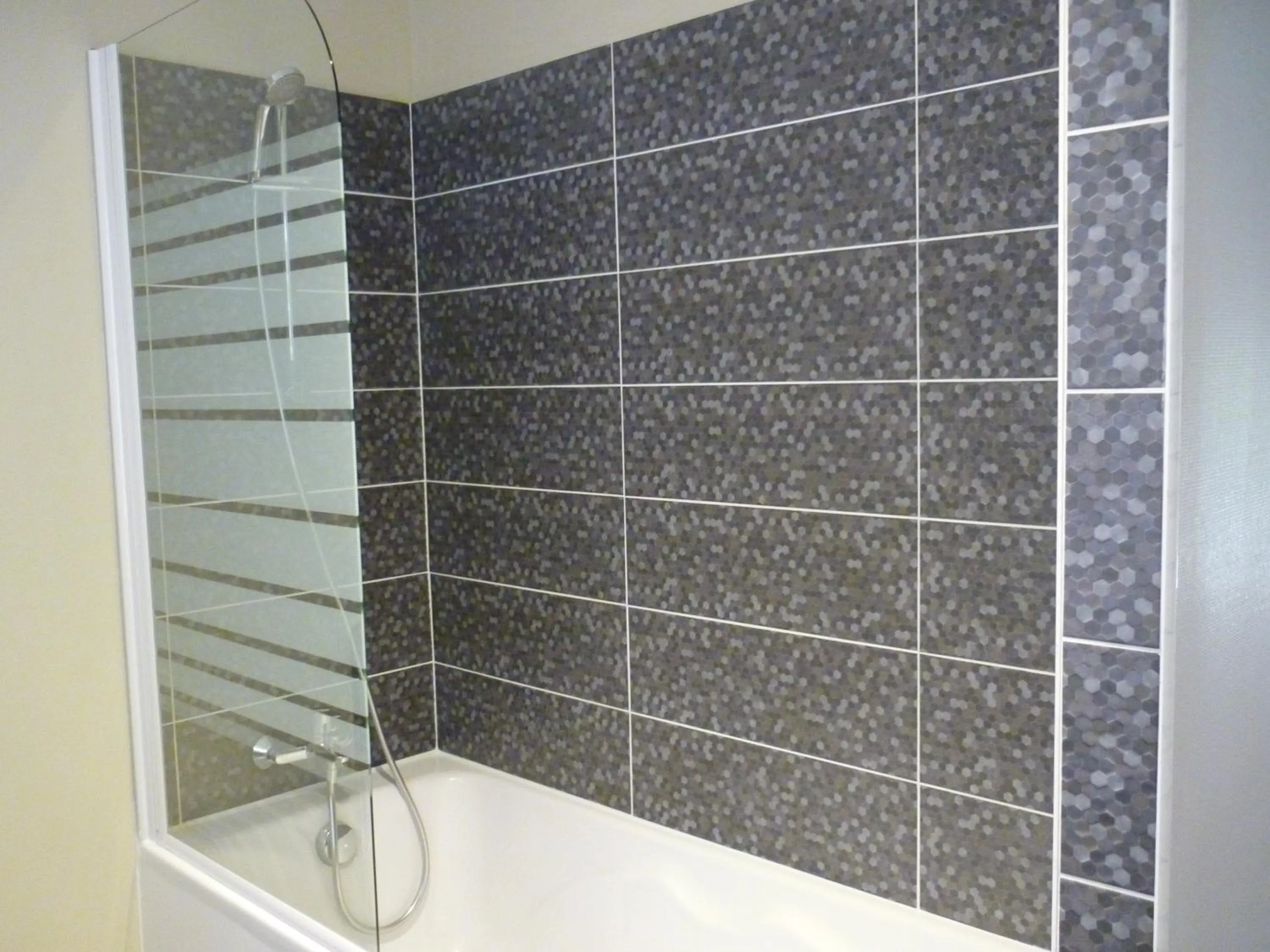 Bathroom in The Originals Boutique, Hôtel Clos Sainte Marie, Nevers