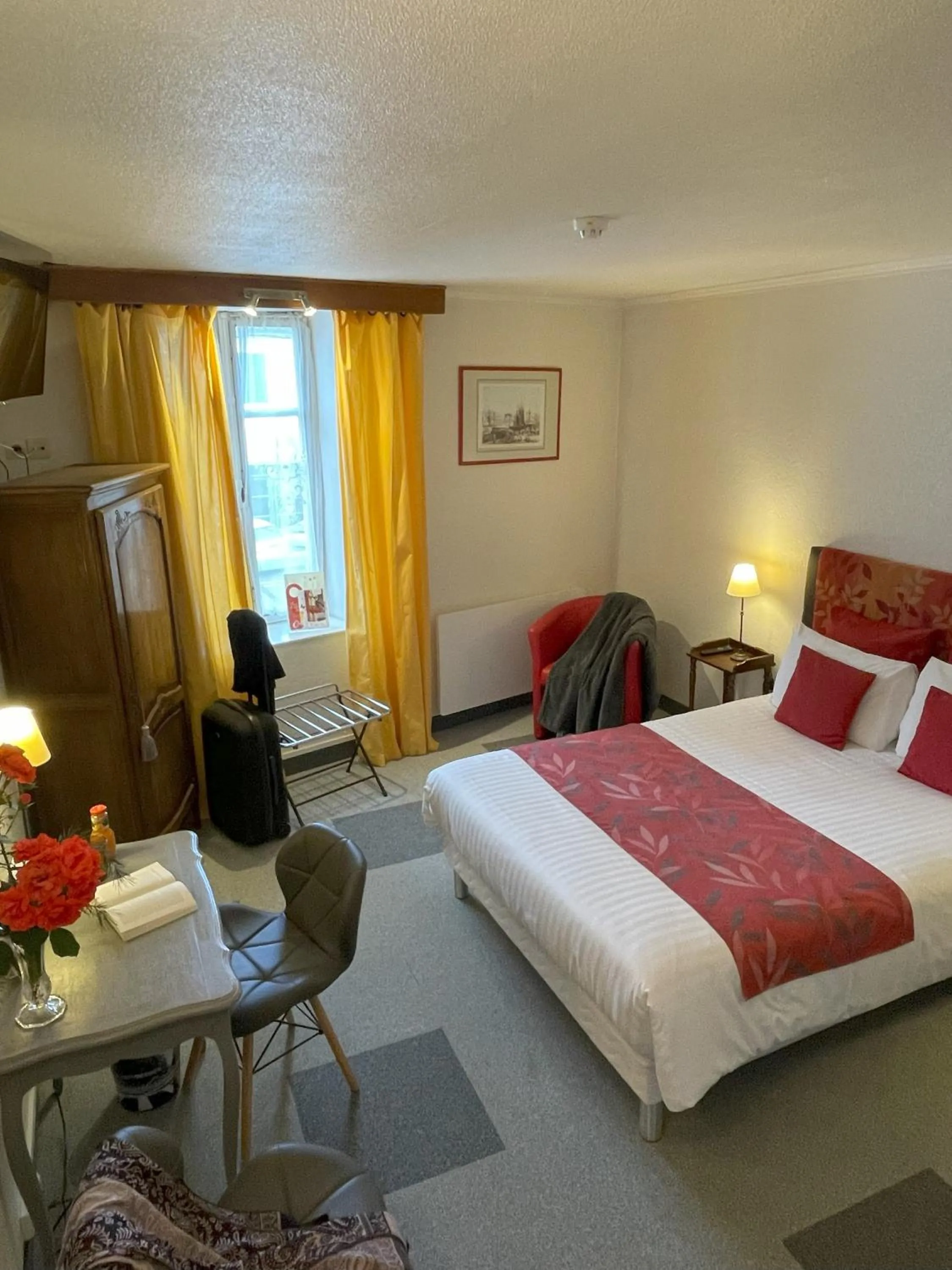 Property building, Bed in The Originals Boutique, Hôtel Clos Sainte Marie, Nevers