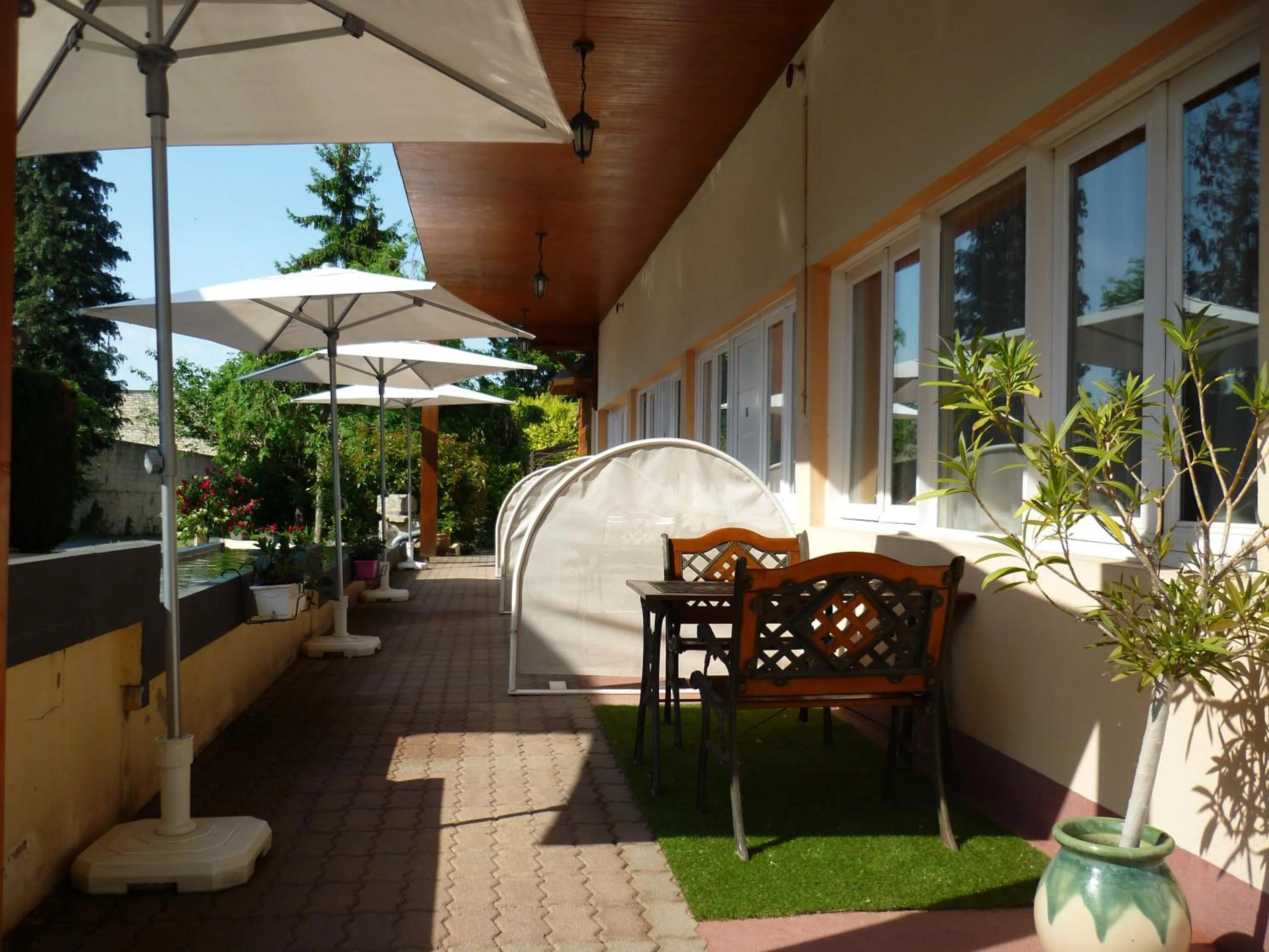 Patio in The Originals Boutique, Hôtel Clos Sainte Marie, Nevers