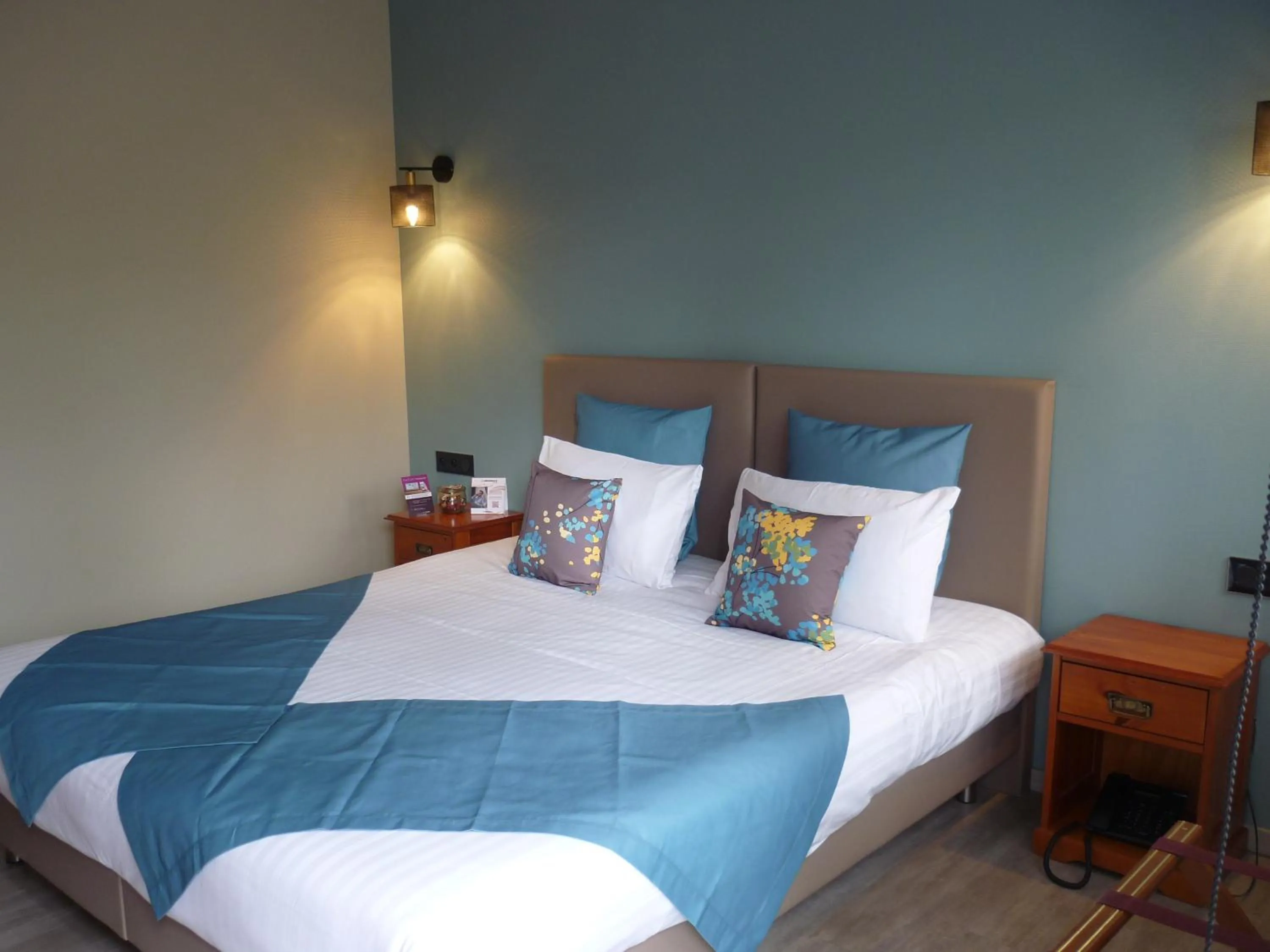 Bed in The Originals Boutique, Hôtel Clos Sainte Marie, Nevers