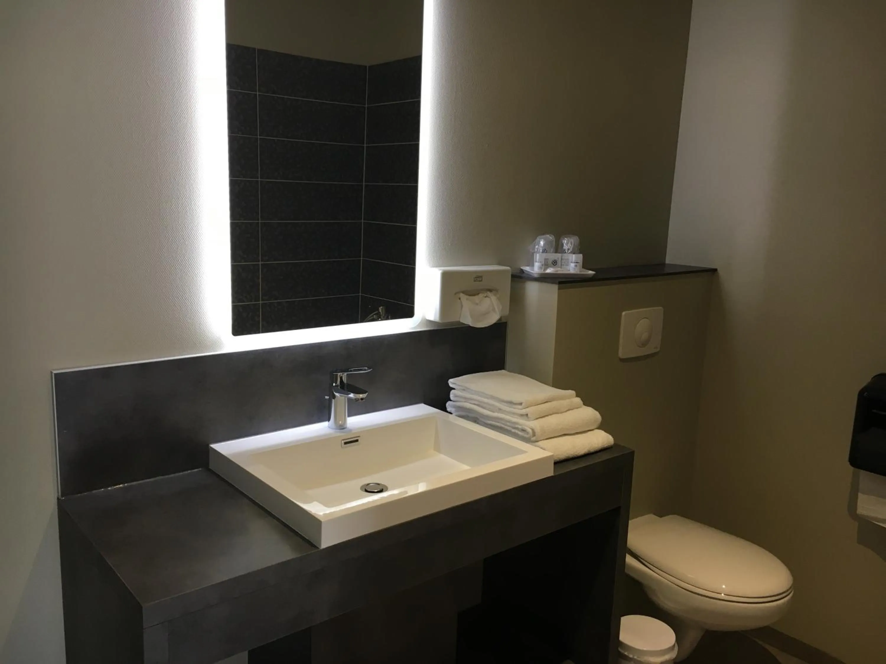 Bathroom in The Originals Boutique, Hôtel Clos Sainte Marie, Nevers