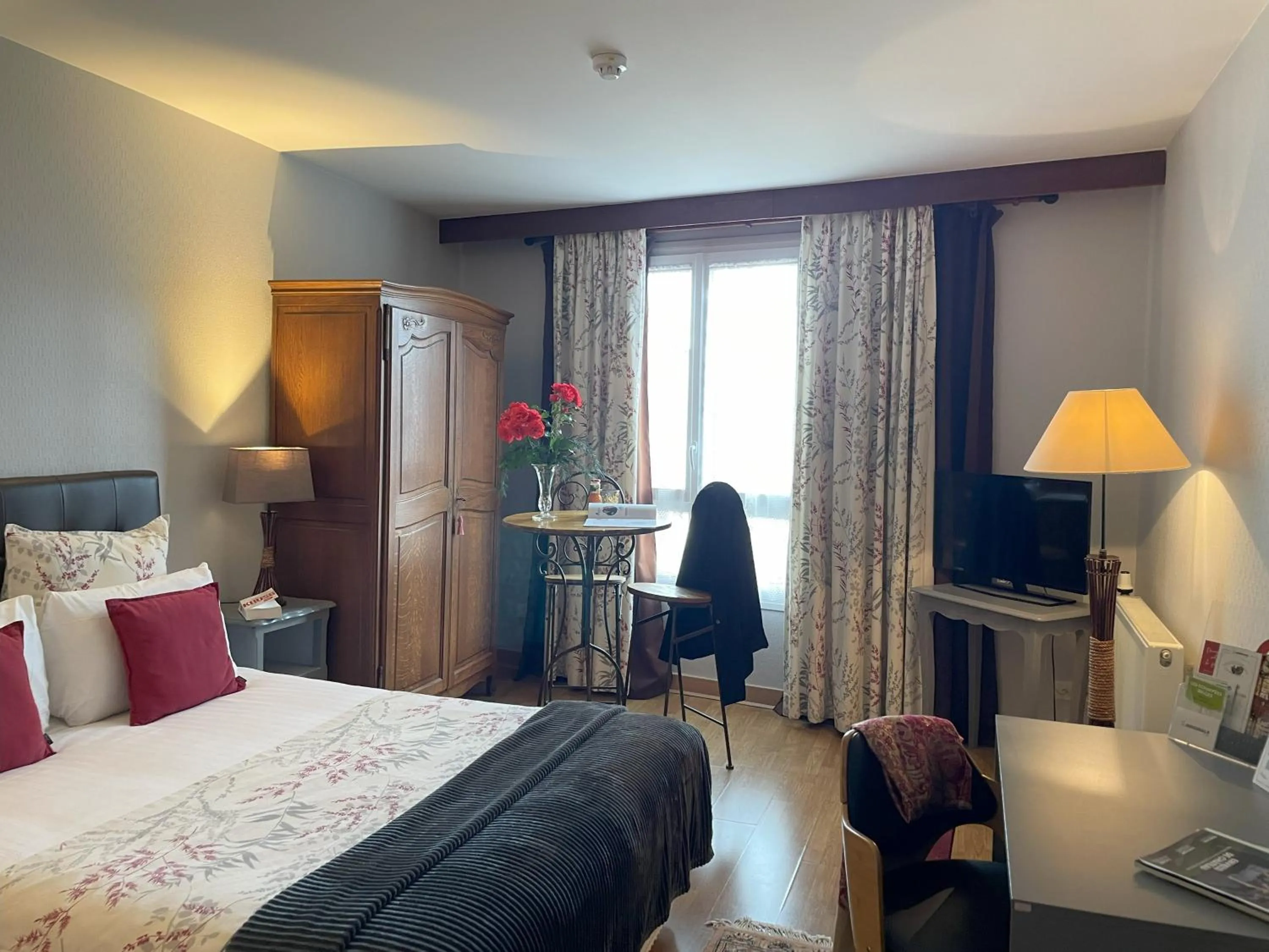 Bedroom, Bed in The Originals Boutique, Hôtel Clos Sainte Marie, Nevers