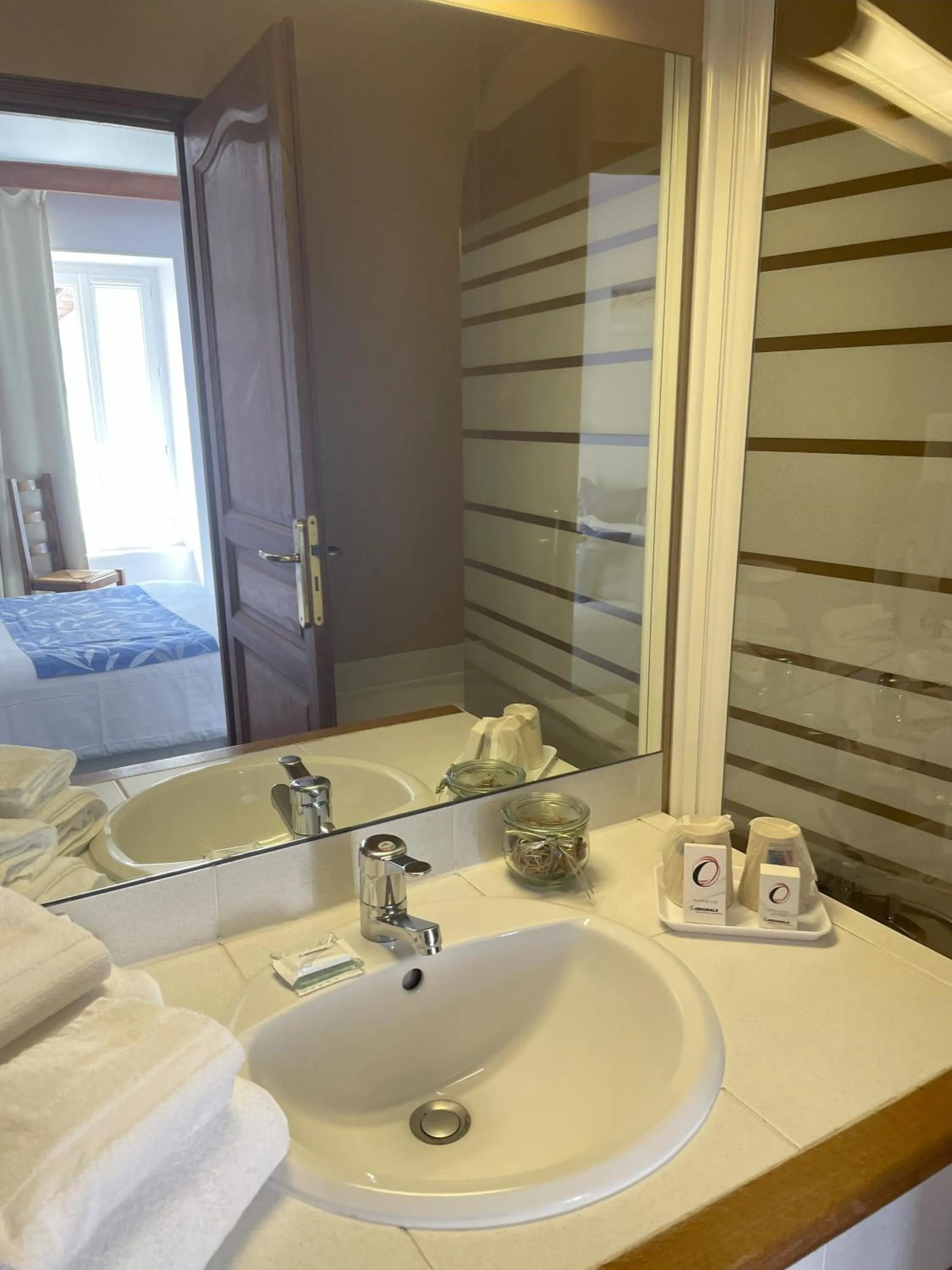 Bathroom in The Originals Boutique, Hôtel Clos Sainte Marie, Nevers