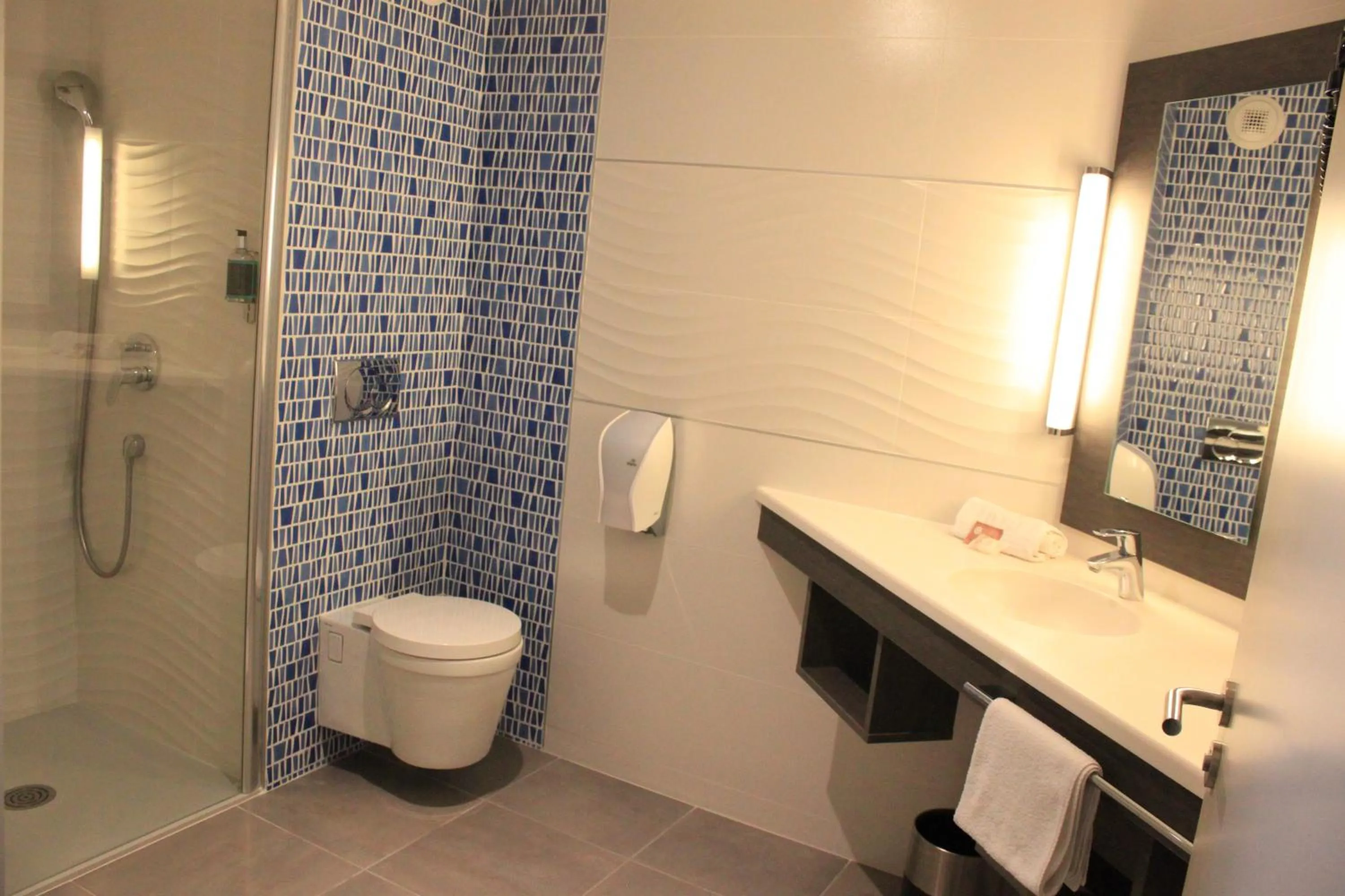 Bathroom in The Originals Boutique, Hôtel La Chaussairie, Rennes Sud