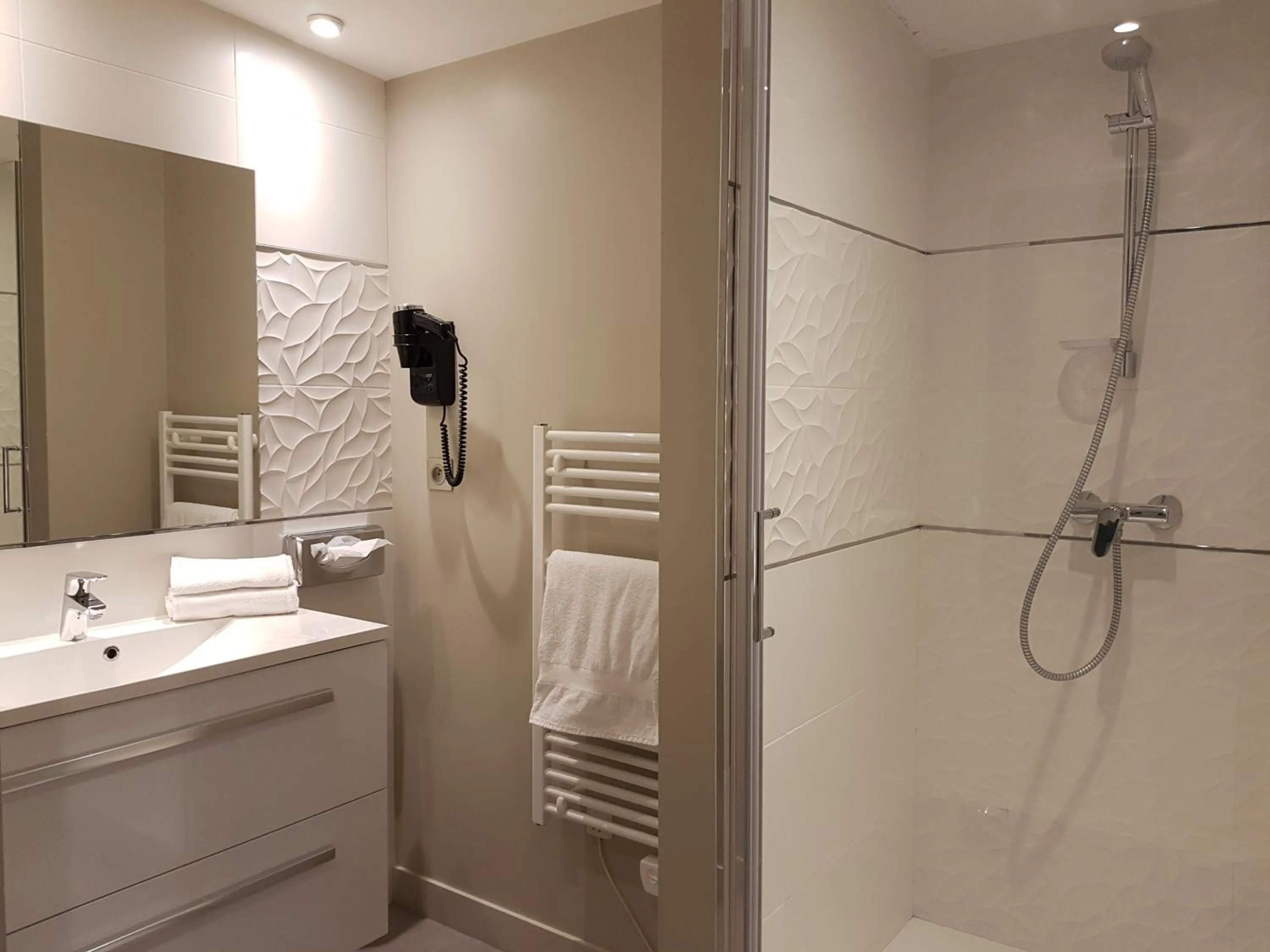 Bathroom in The Originals Boutique, Hôtel La Chaussairie, Rennes Sud