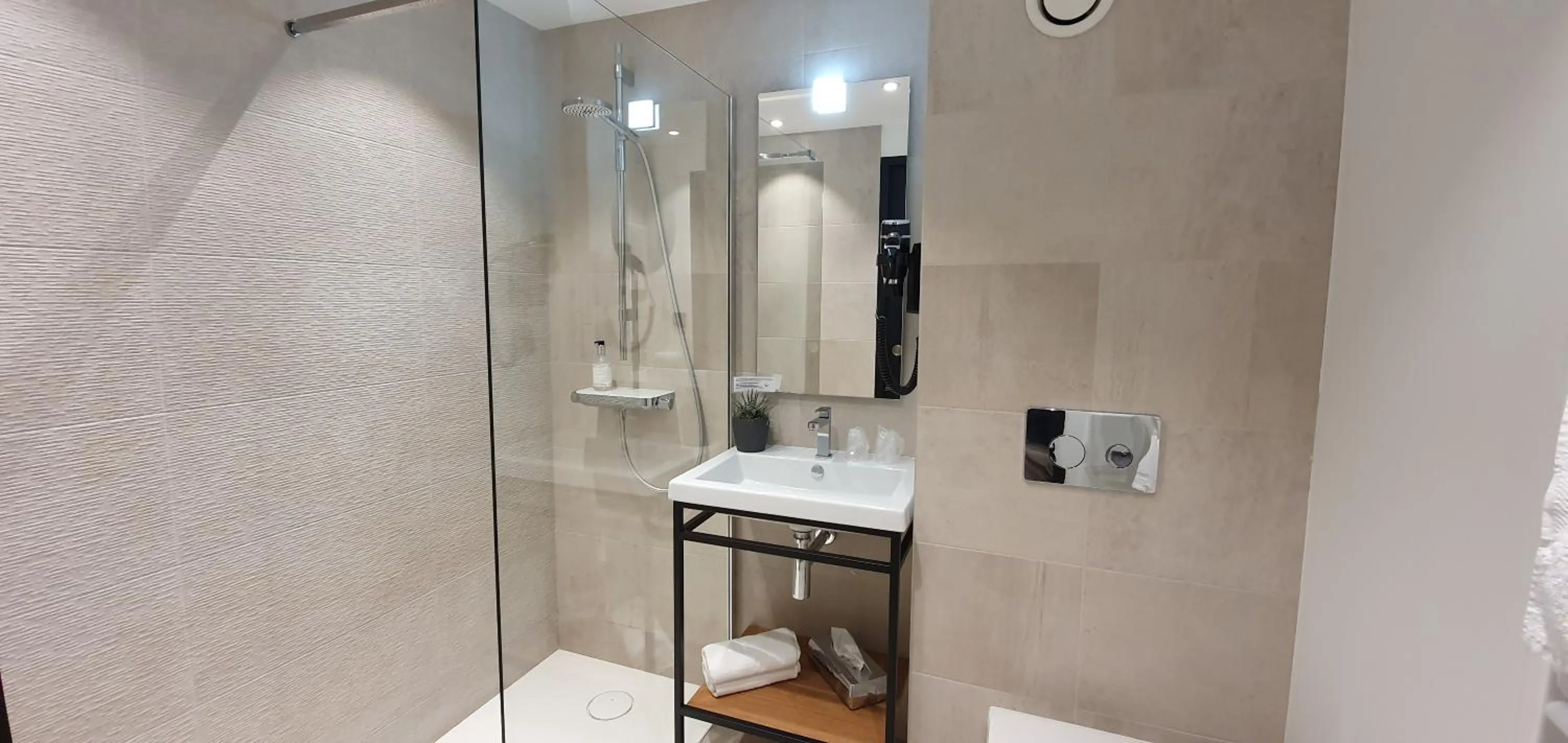 Shower in The Originals Boutique, Hôtel La Chaussairie, Rennes Sud