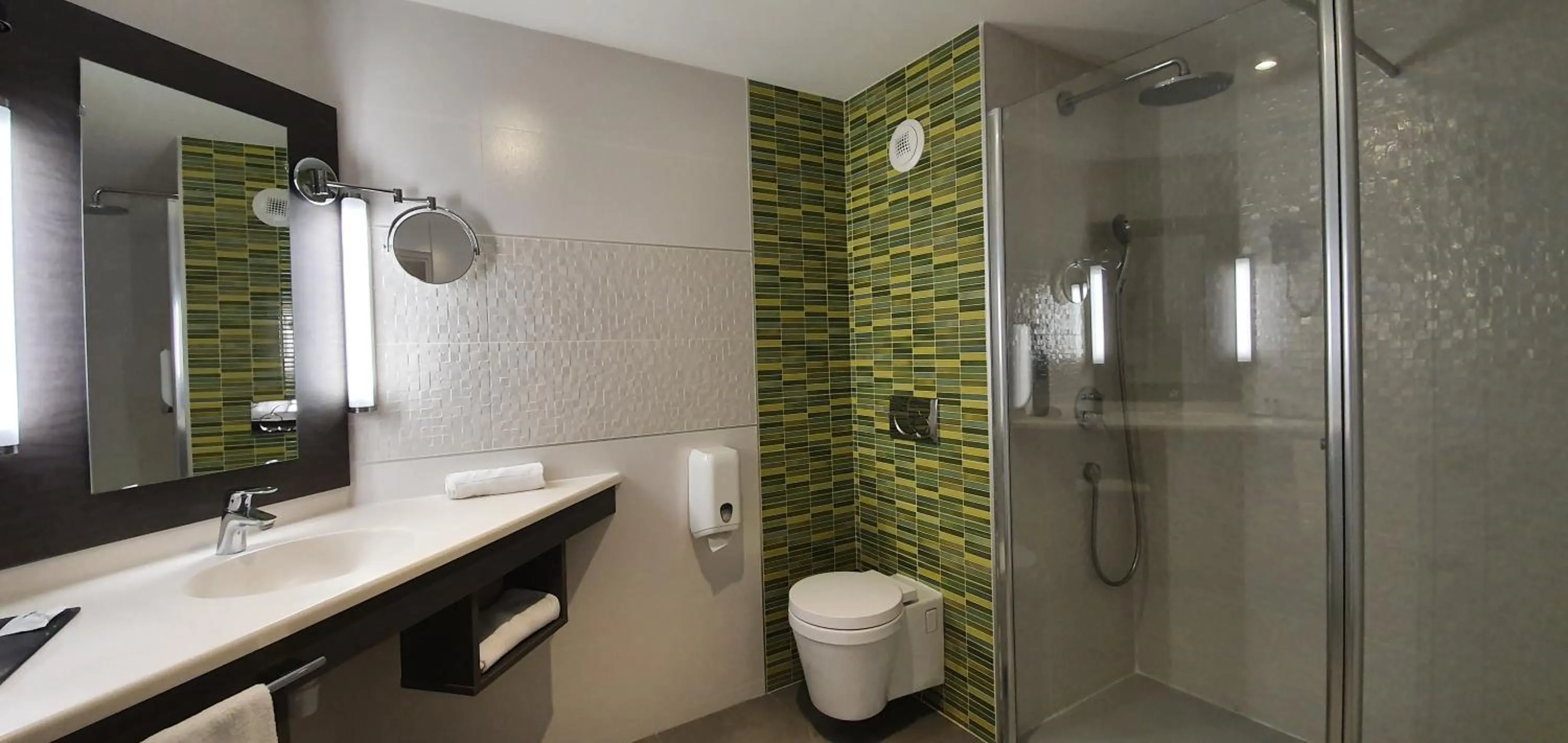 Shower in The Originals Boutique, Hôtel La Chaussairie, Rennes Sud