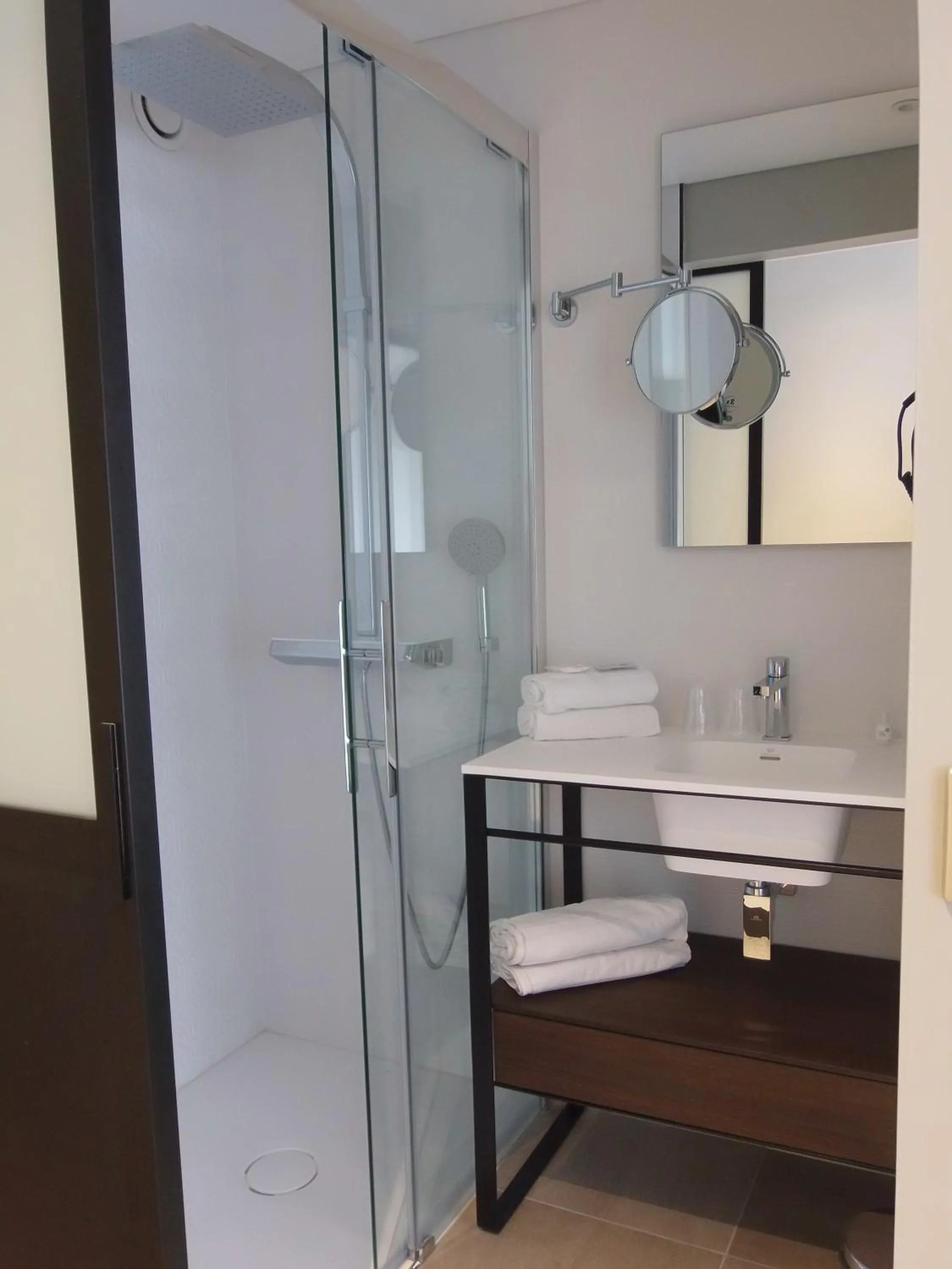 Bathroom in The Originals Boutique, Hôtel La Chaussairie, Rennes Sud