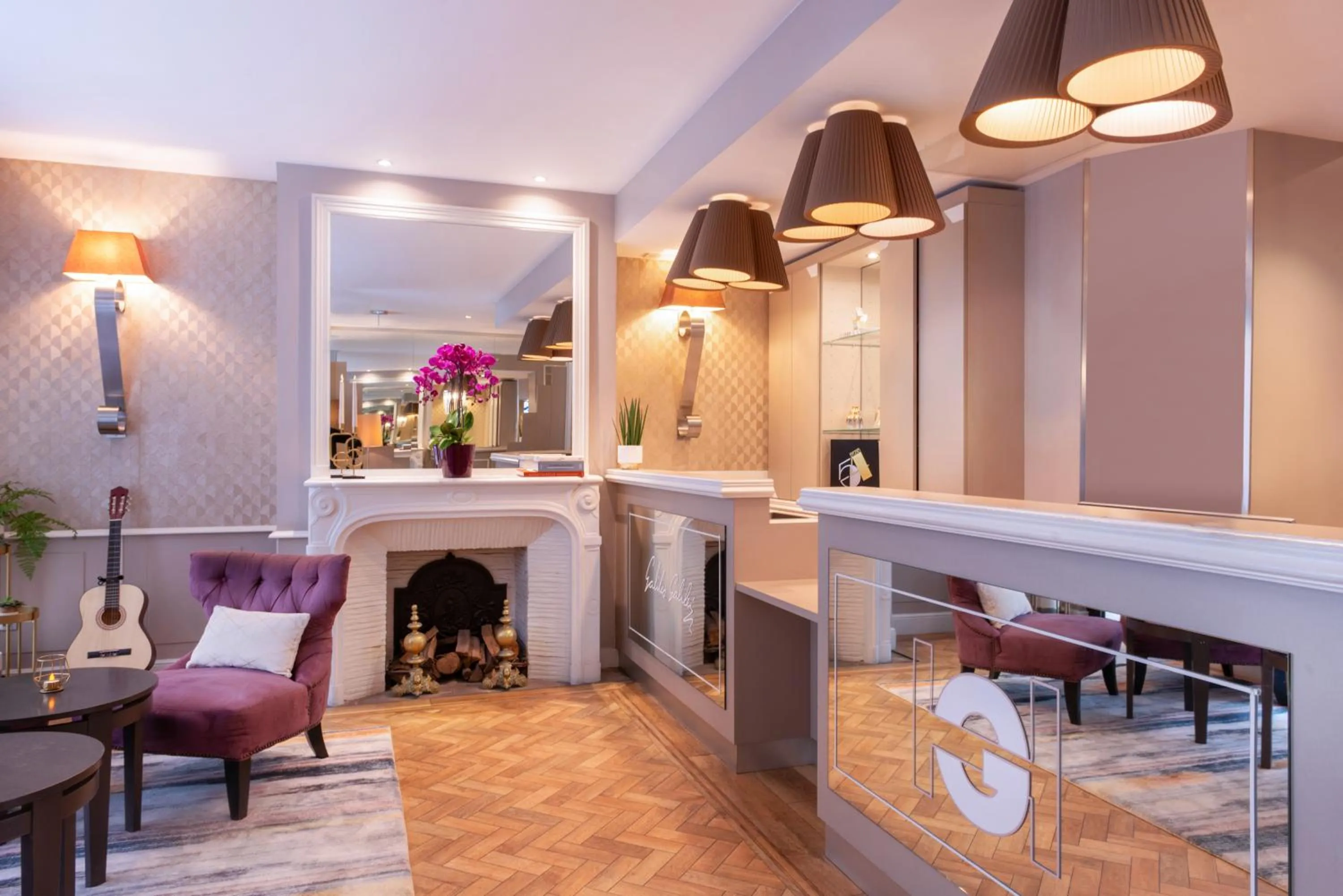 Lobby or reception in Hôtel Galileo Champs Elysées