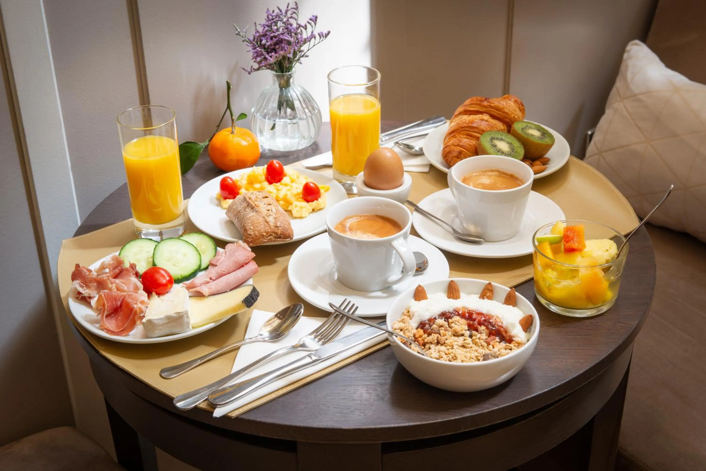Breakfast in Hôtel Galileo Champs Elysées