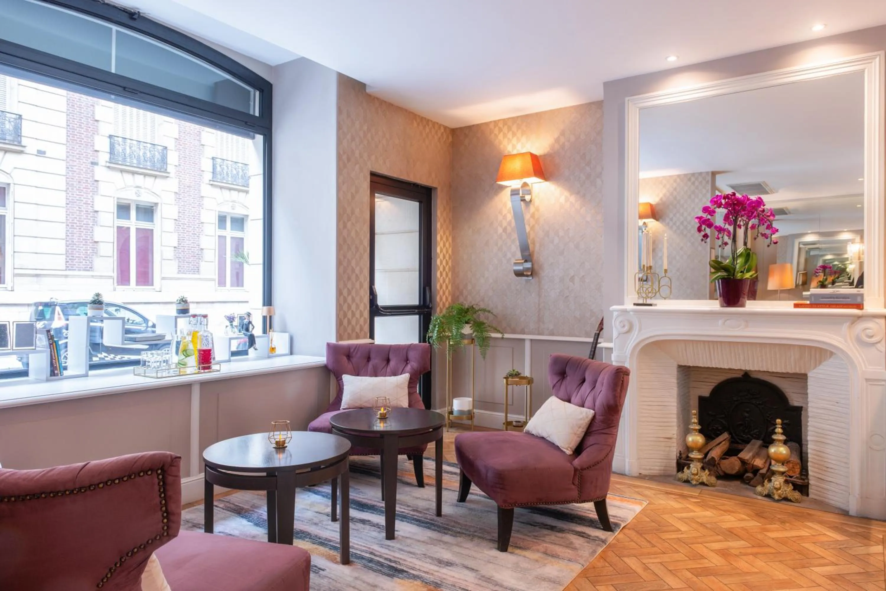 Lobby or reception in Hôtel Galileo Champs Elysées