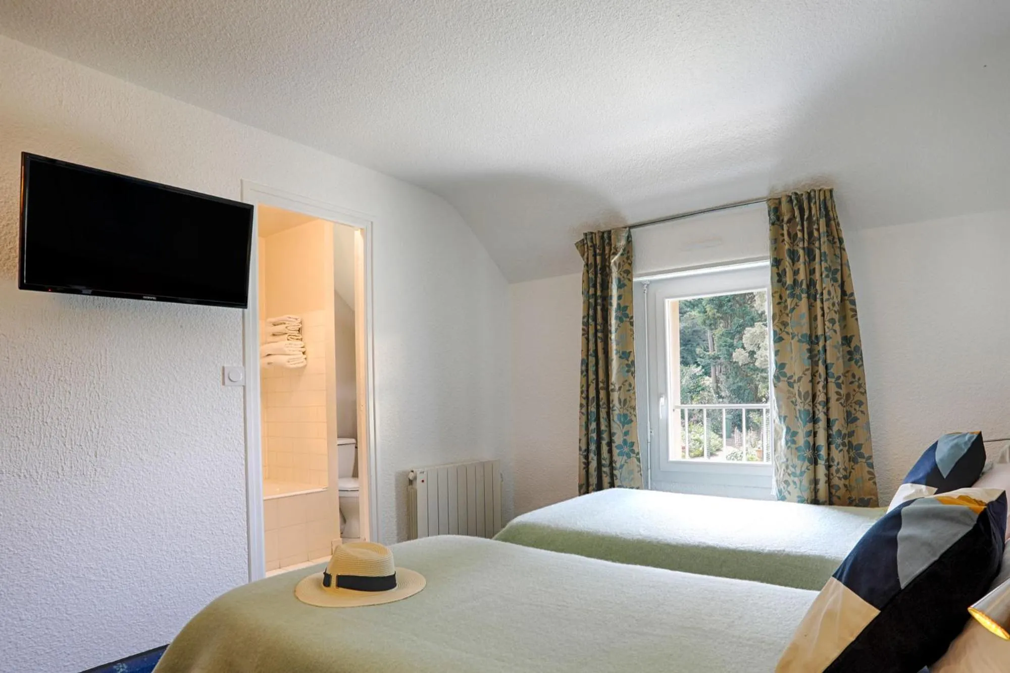 Bed in Hotel Le Branhoc - Brit Hotel Auray