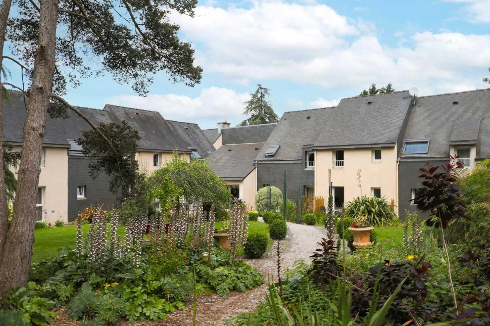 Garden view in Hotel Le Branhoc - Brit Hotel Auray