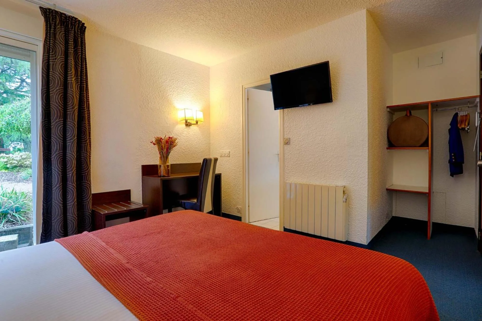 TV and multimedia, Bed in Hotel Le Branhoc - Brit Hotel Auray