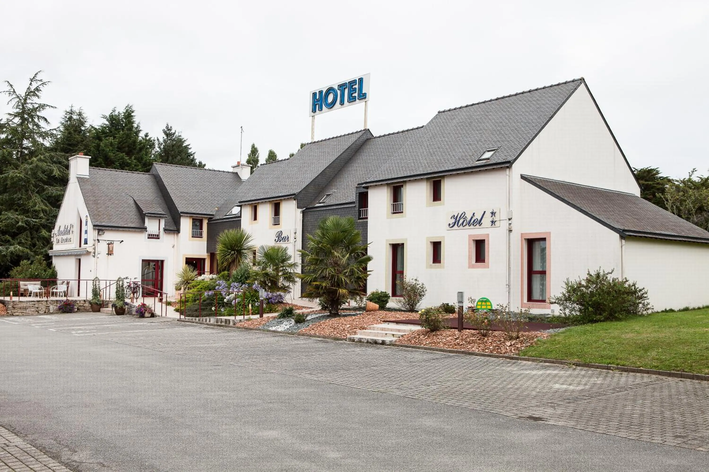 Property building in Hotel Le Branhoc - Brit Hotel Auray
