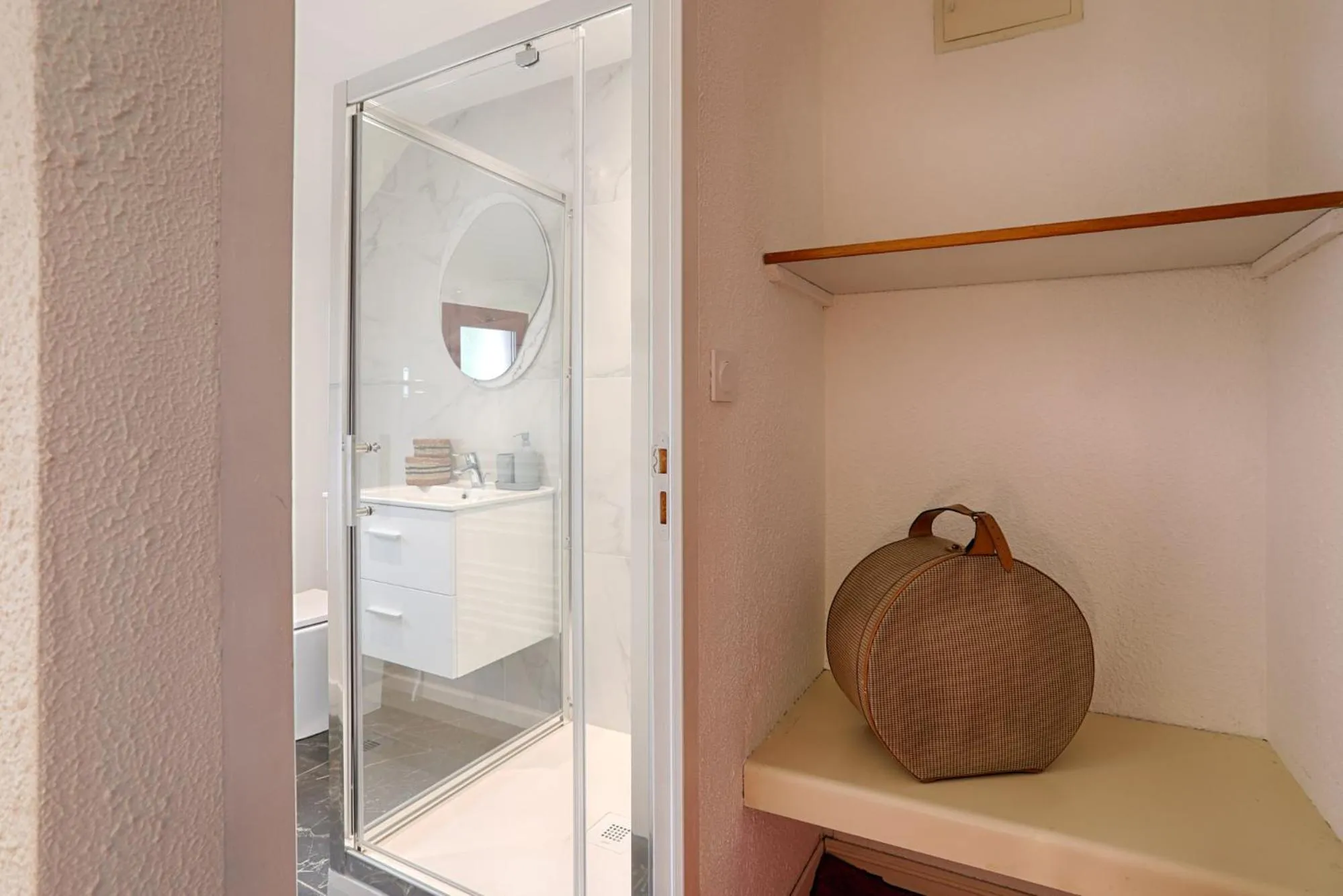 wardrobe in Hotel Le Branhoc - Brit Hotel Auray