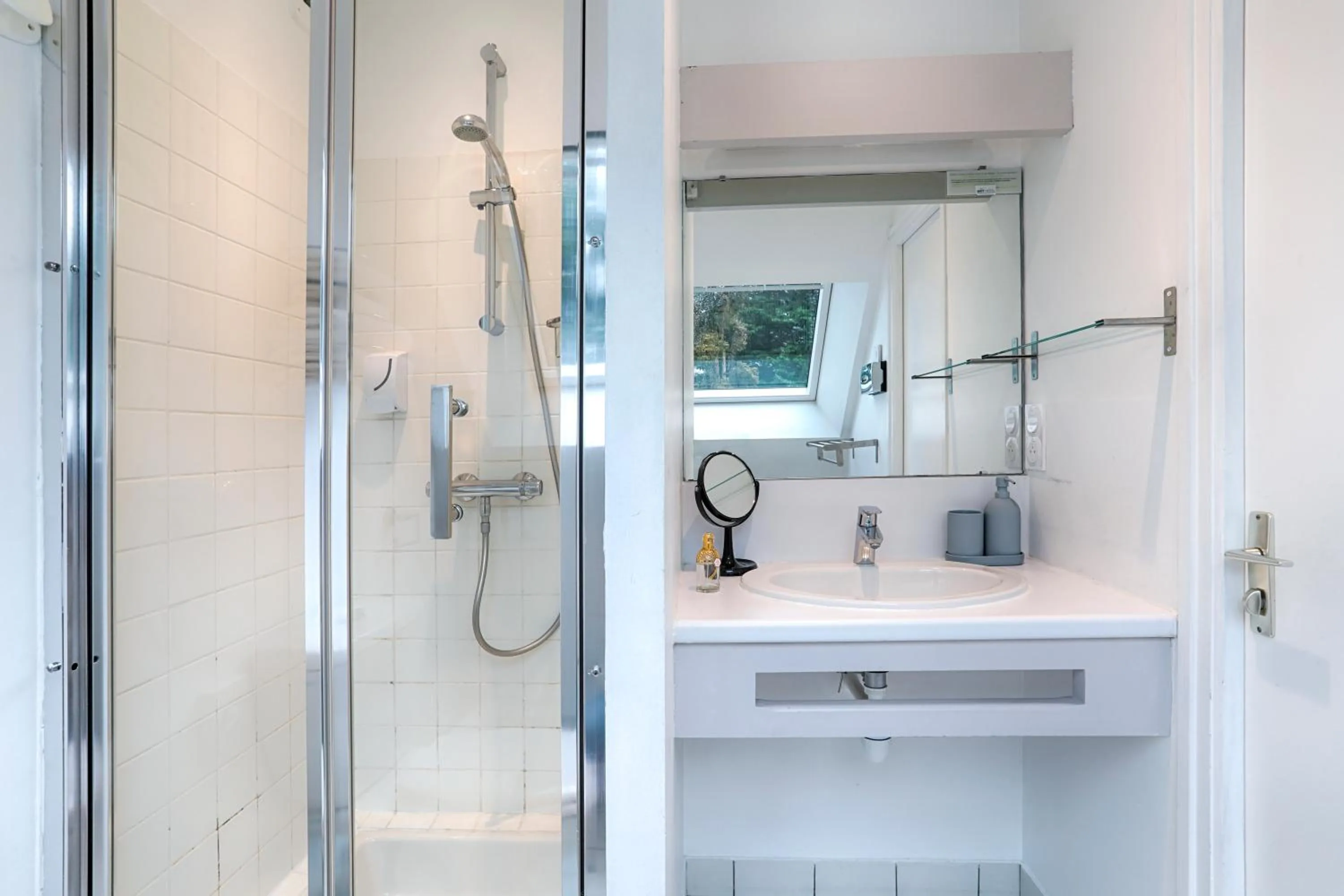 Bathroom in Hotel Le Branhoc - Brit Hotel Auray