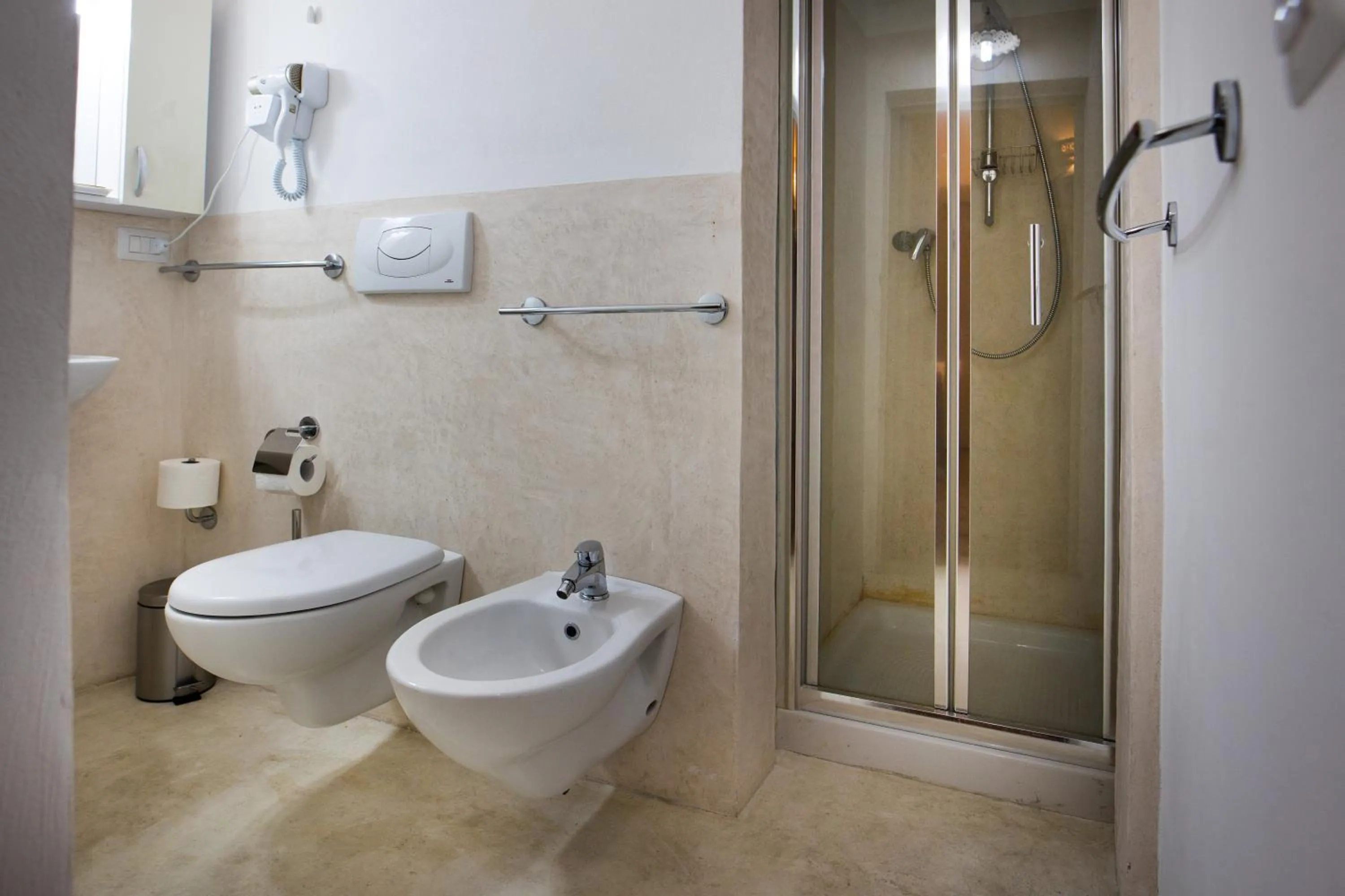 Bathroom in Le Finestre Su Porta Carrese - Luxury Rooms
