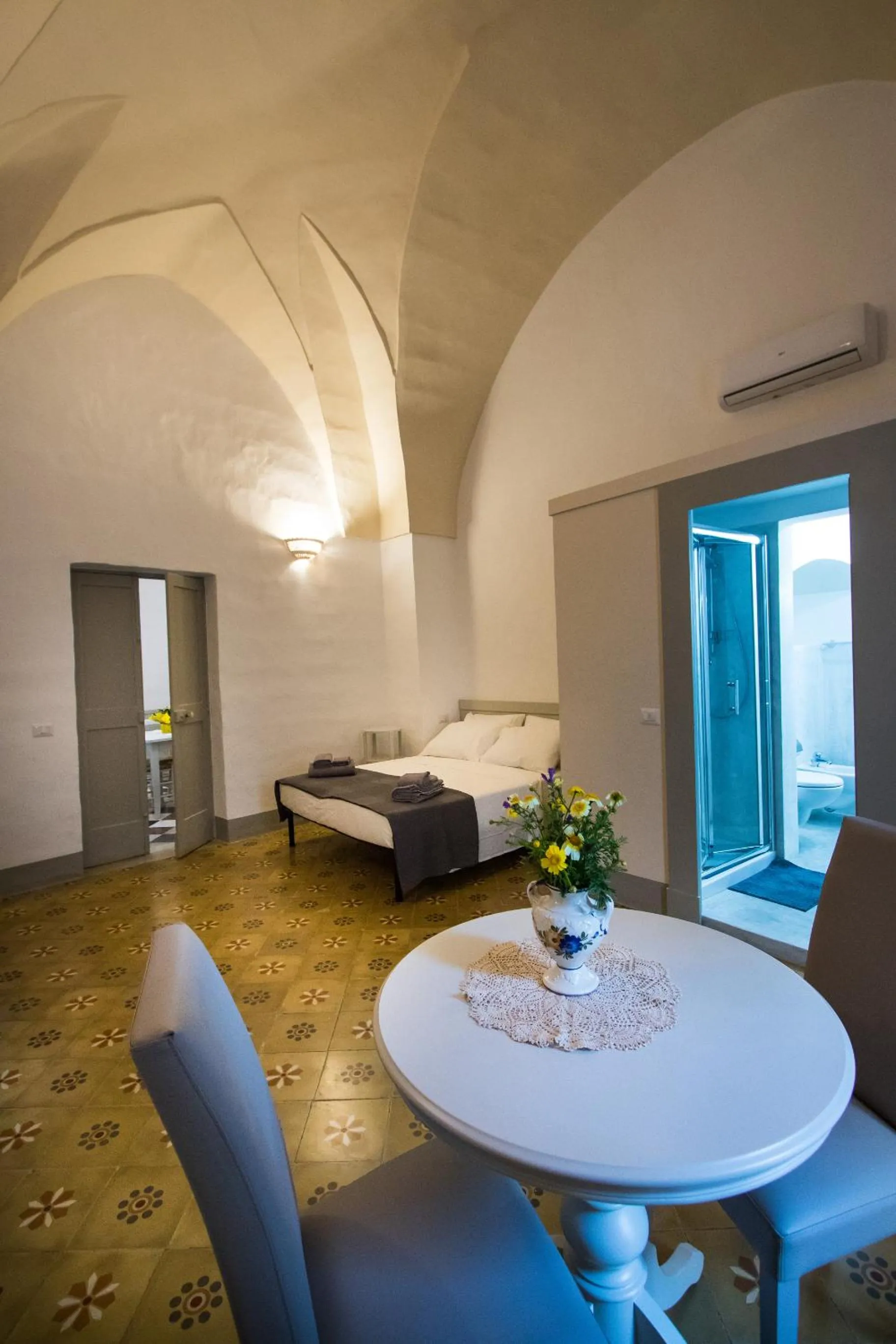 Photo of the whole room in Le Finestre Su Porta Carrese - Luxury Rooms