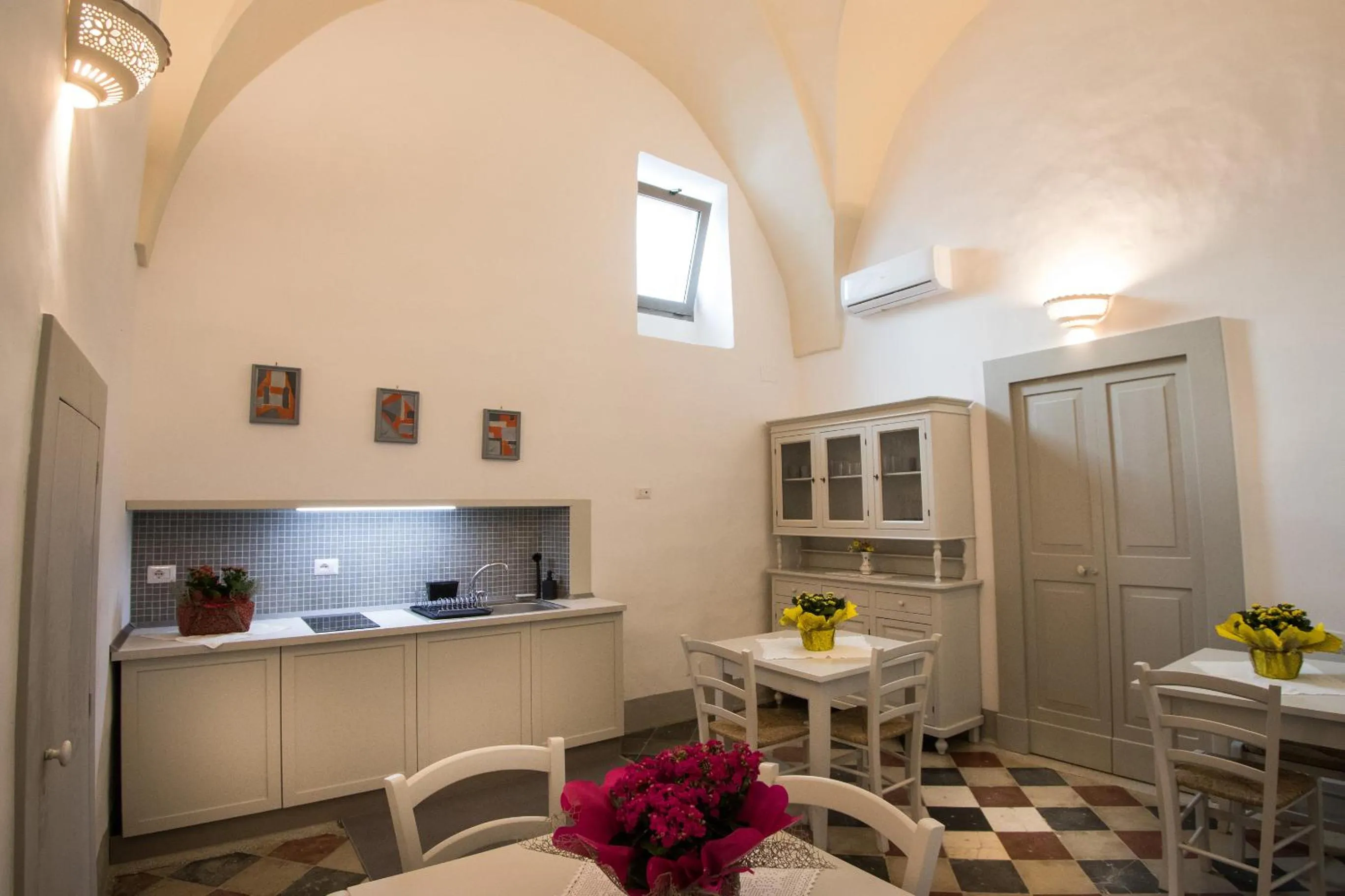 Kitchen or kitchenette in Le Finestre Su Porta Carrese - Luxury Rooms