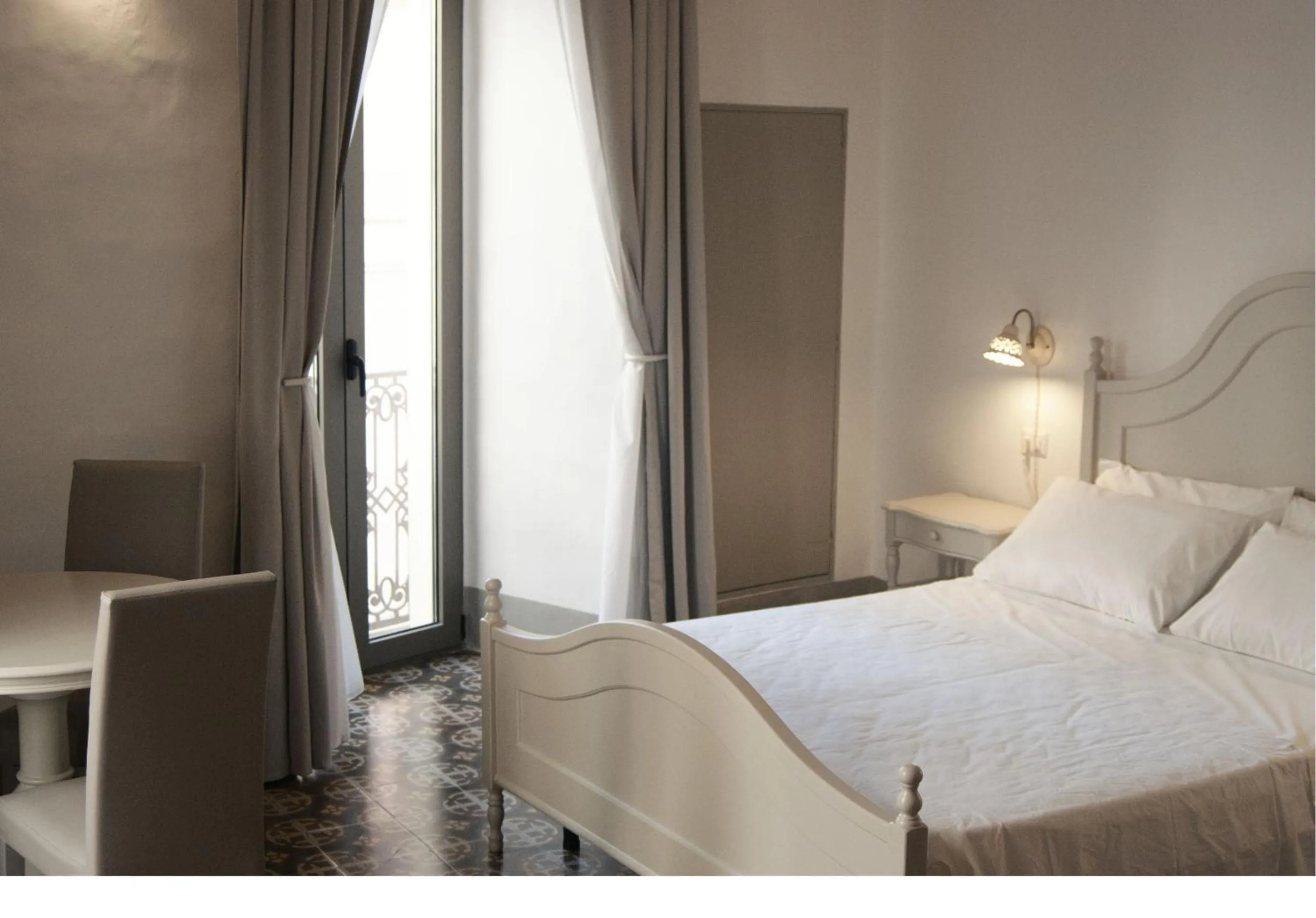 Photo of the whole room in Le Finestre Su Porta Carrese - Luxury Rooms
