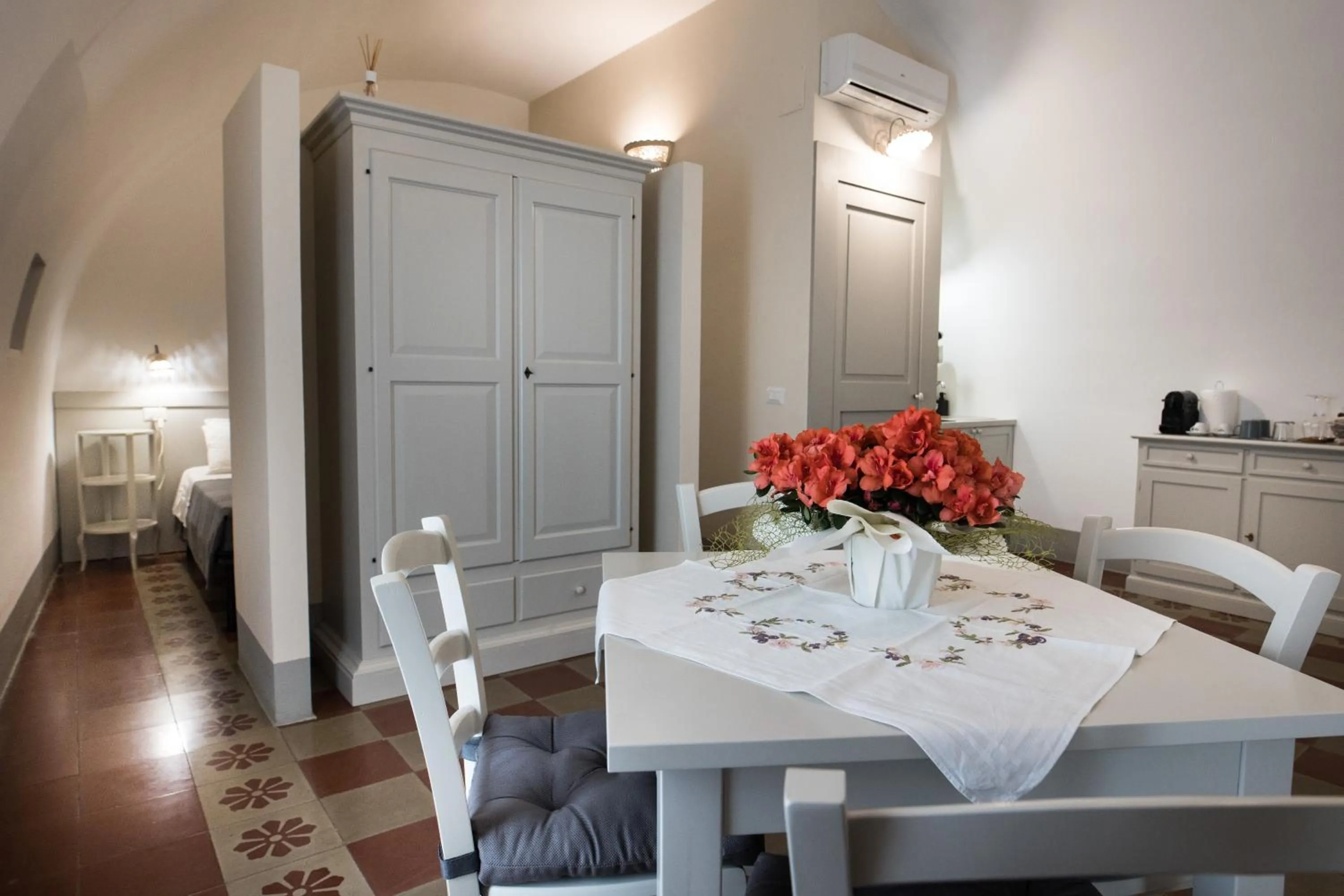 Photo of the whole room in Le Finestre Su Porta Carrese - Luxury Rooms