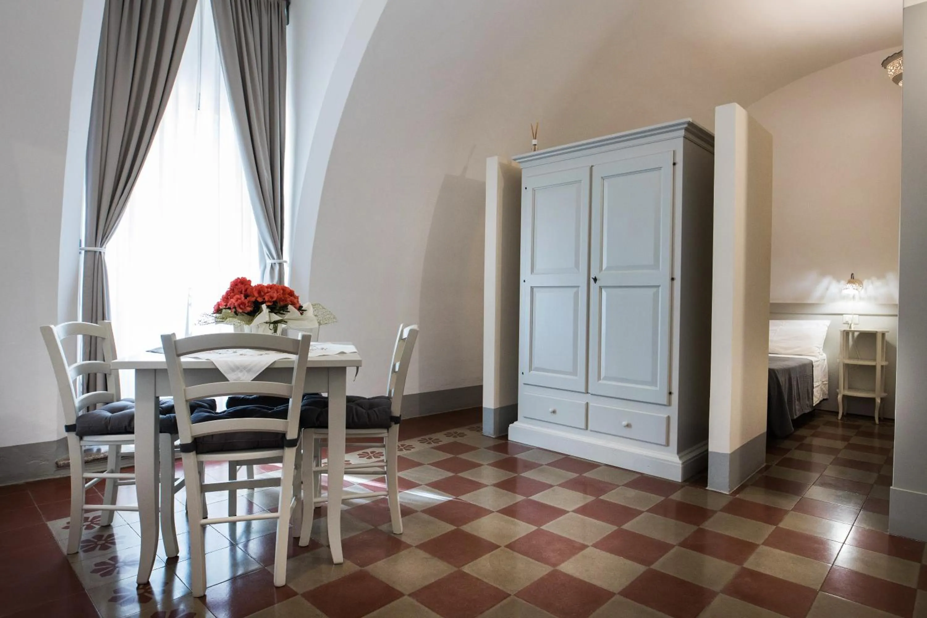 Photo of the whole room in Le Finestre Su Porta Carrese - Luxury Rooms