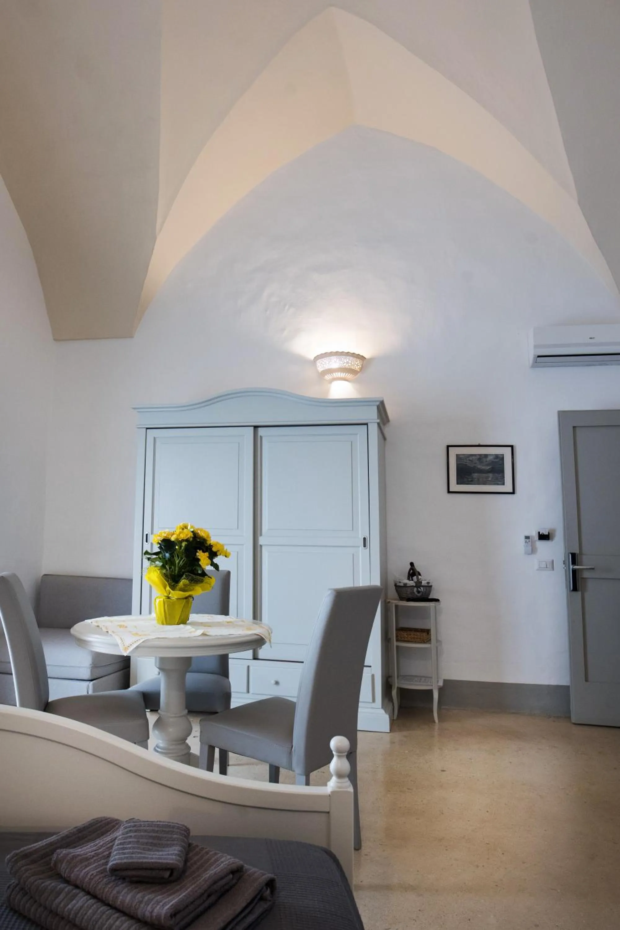 Photo of the whole room in Le Finestre Su Porta Carrese - Luxury Rooms