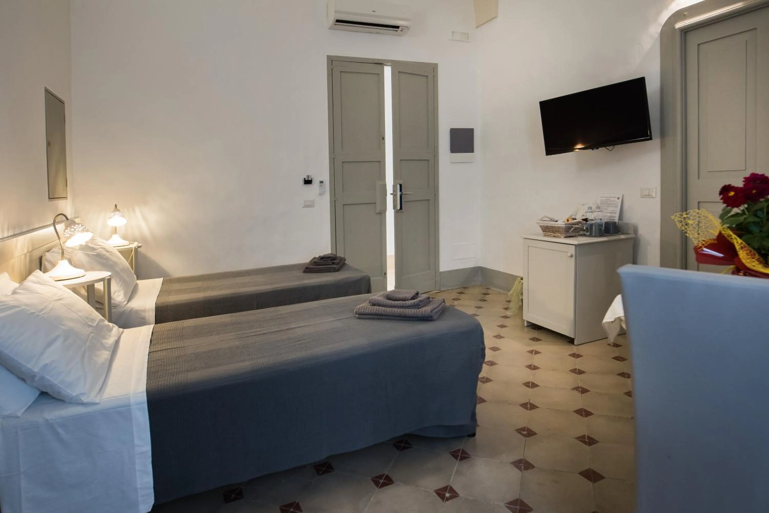 Photo of the whole room in Le Finestre Su Porta Carrese - Luxury Rooms
