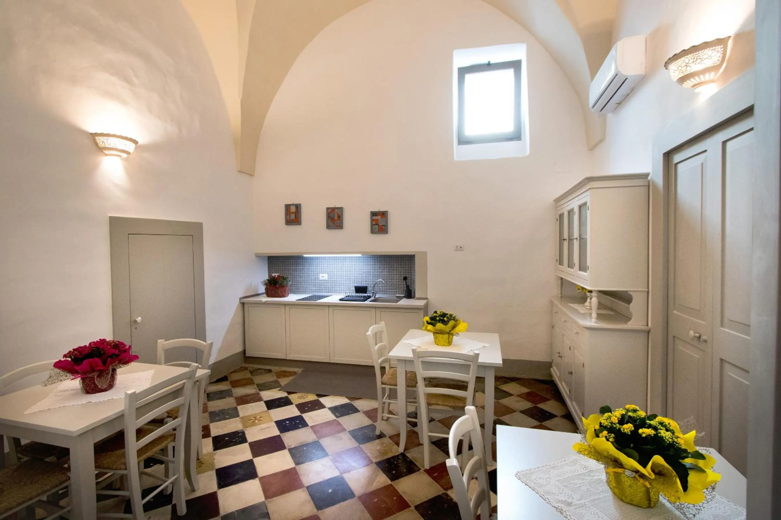 Kitchen or kitchenette in Le Finestre Su Porta Carrese - Luxury Rooms