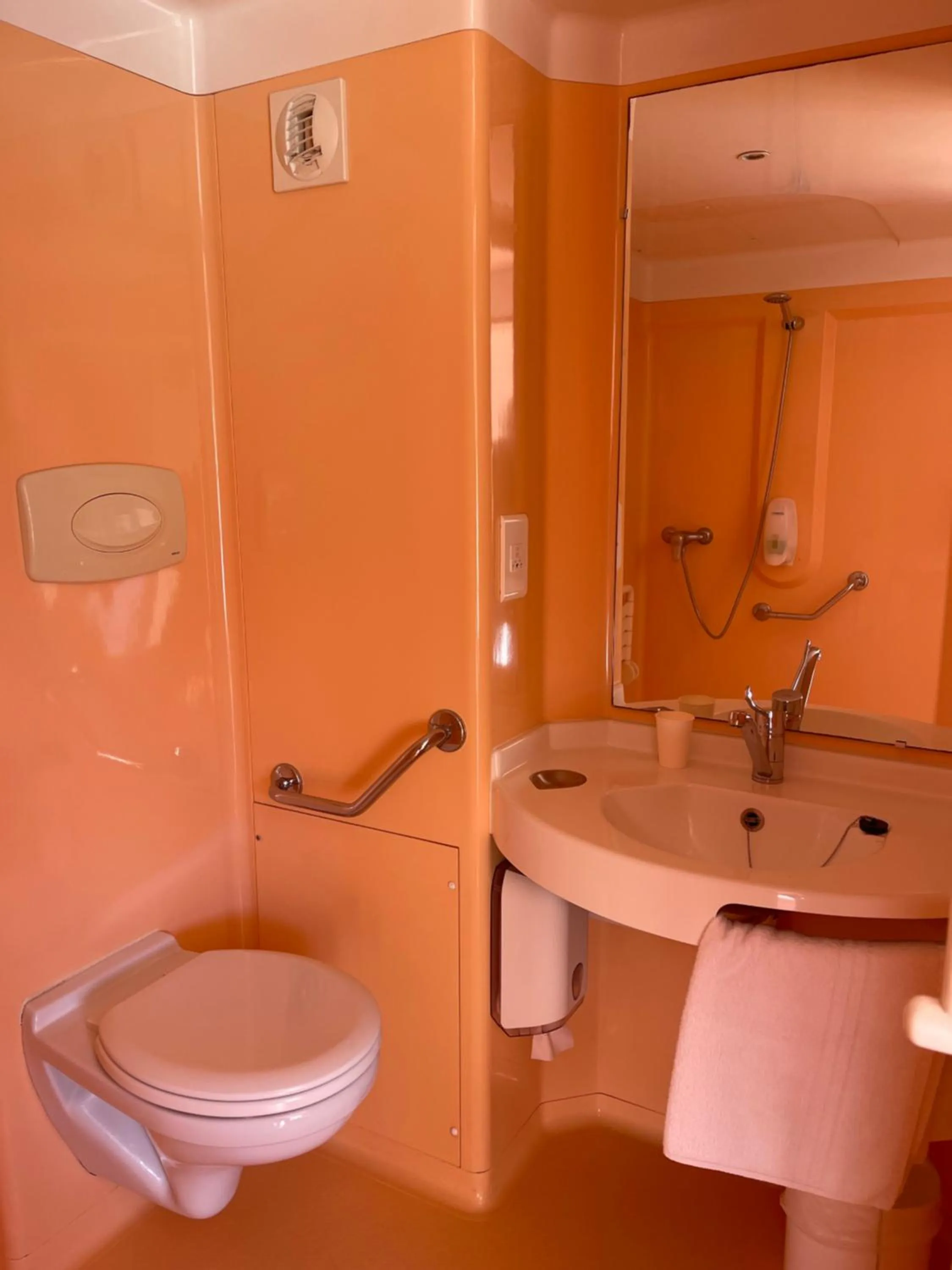 Bathroom in Premiere Classe Amiens Est - Glisy