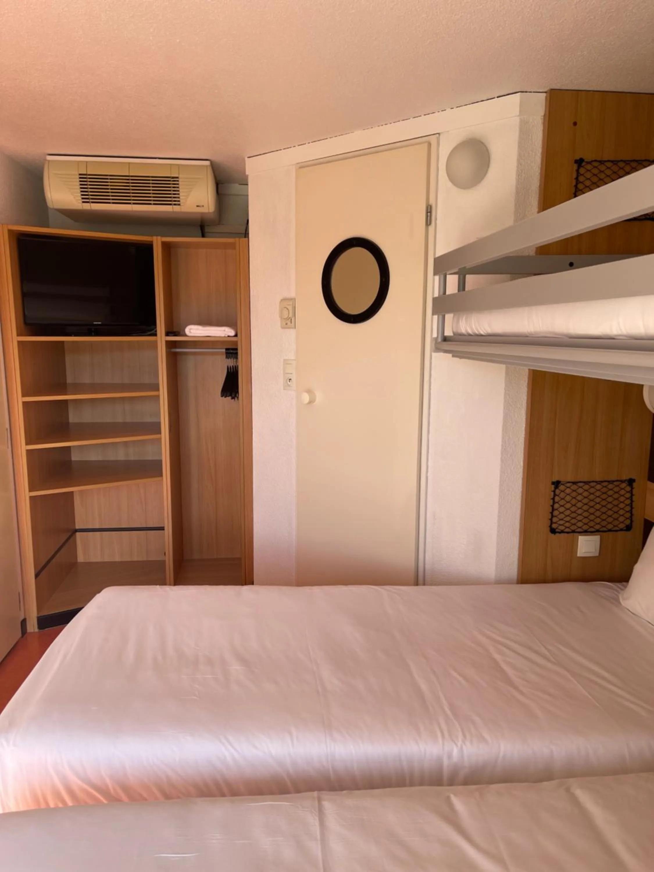 Bedroom, Bed in Premiere Classe Amiens Est - Glisy