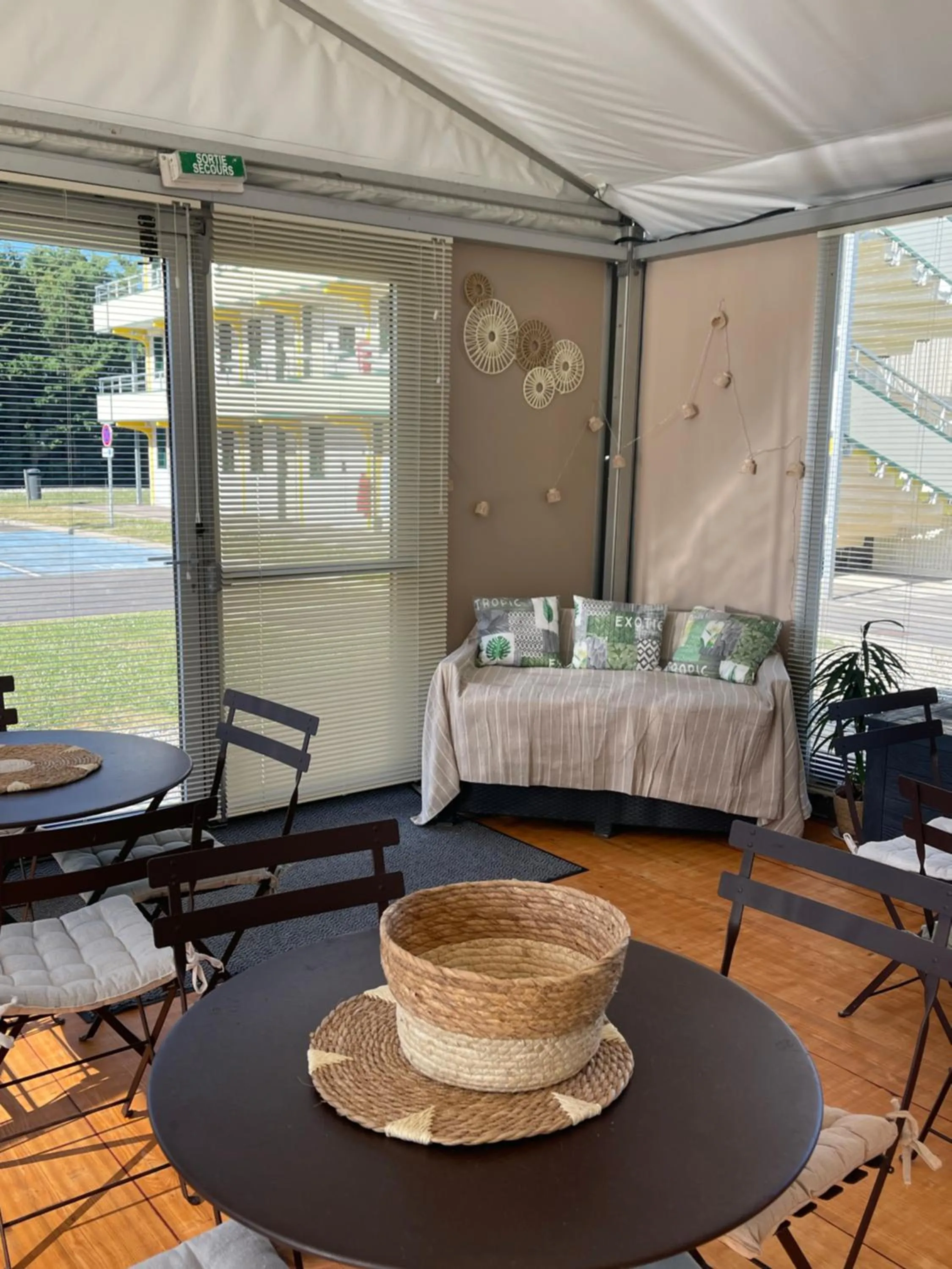 Patio in Premiere Classe Amiens Est - Glisy