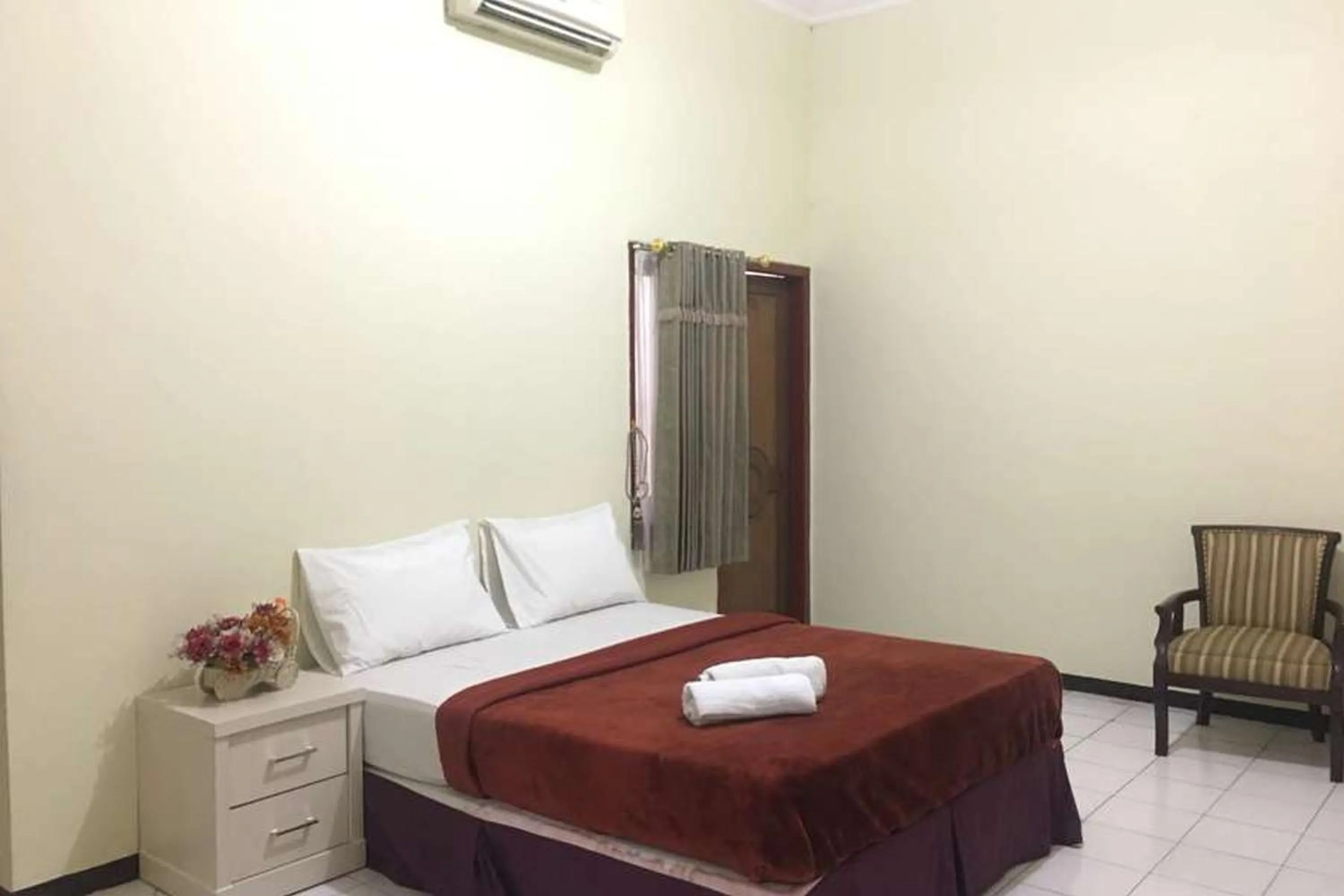 Bed in SMESA Edotel Syariah Surabaya Mitra RedDoorz