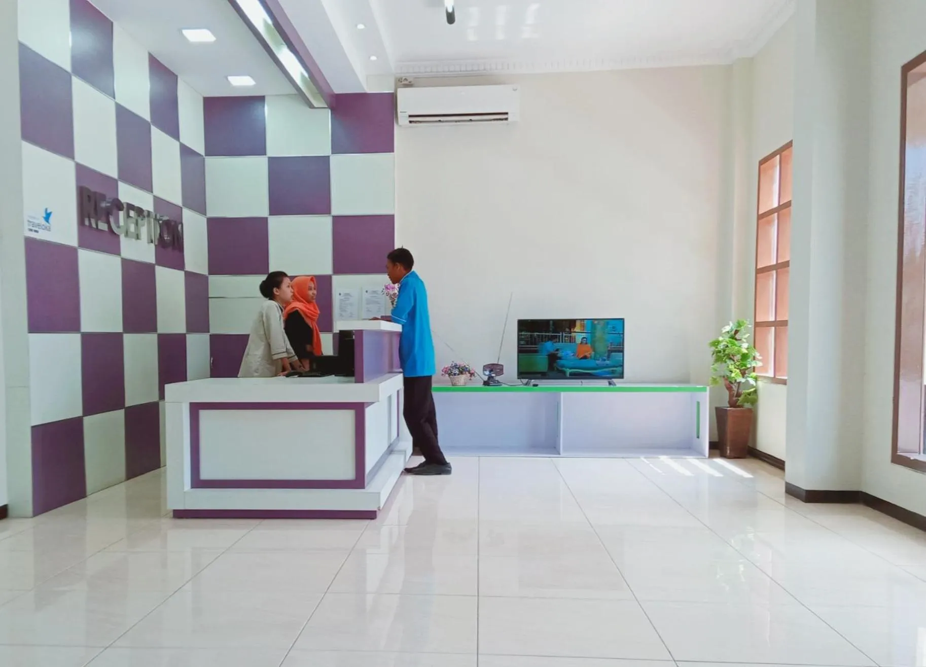 Lobby or reception in SMESA Edotel Syariah Surabaya Mitra RedDoorz