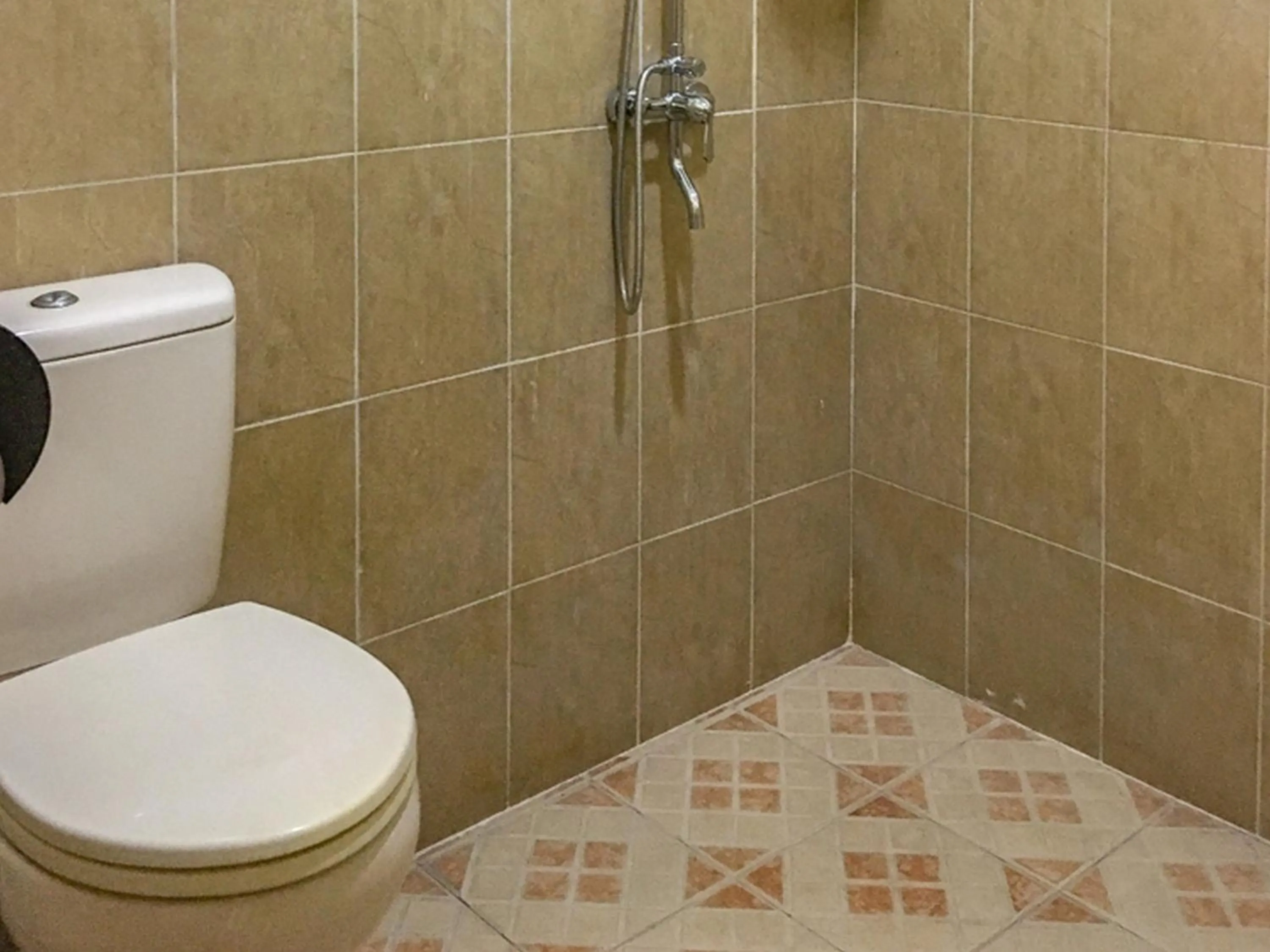 Bathroom in SMESA Edotel Syariah Surabaya Mitra RedDoorz