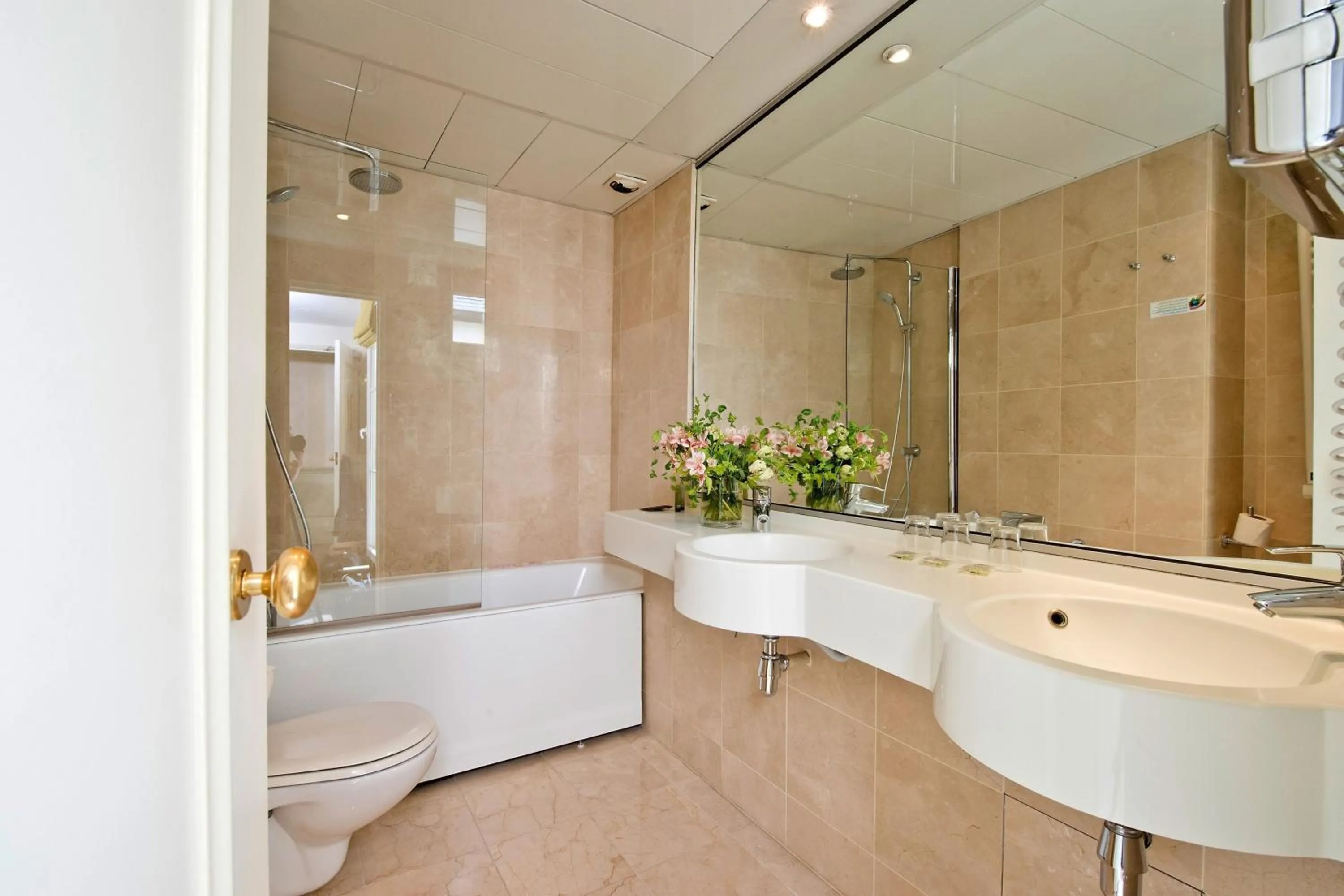 Bathroom in Hôtel Henri IV Rive Gauche