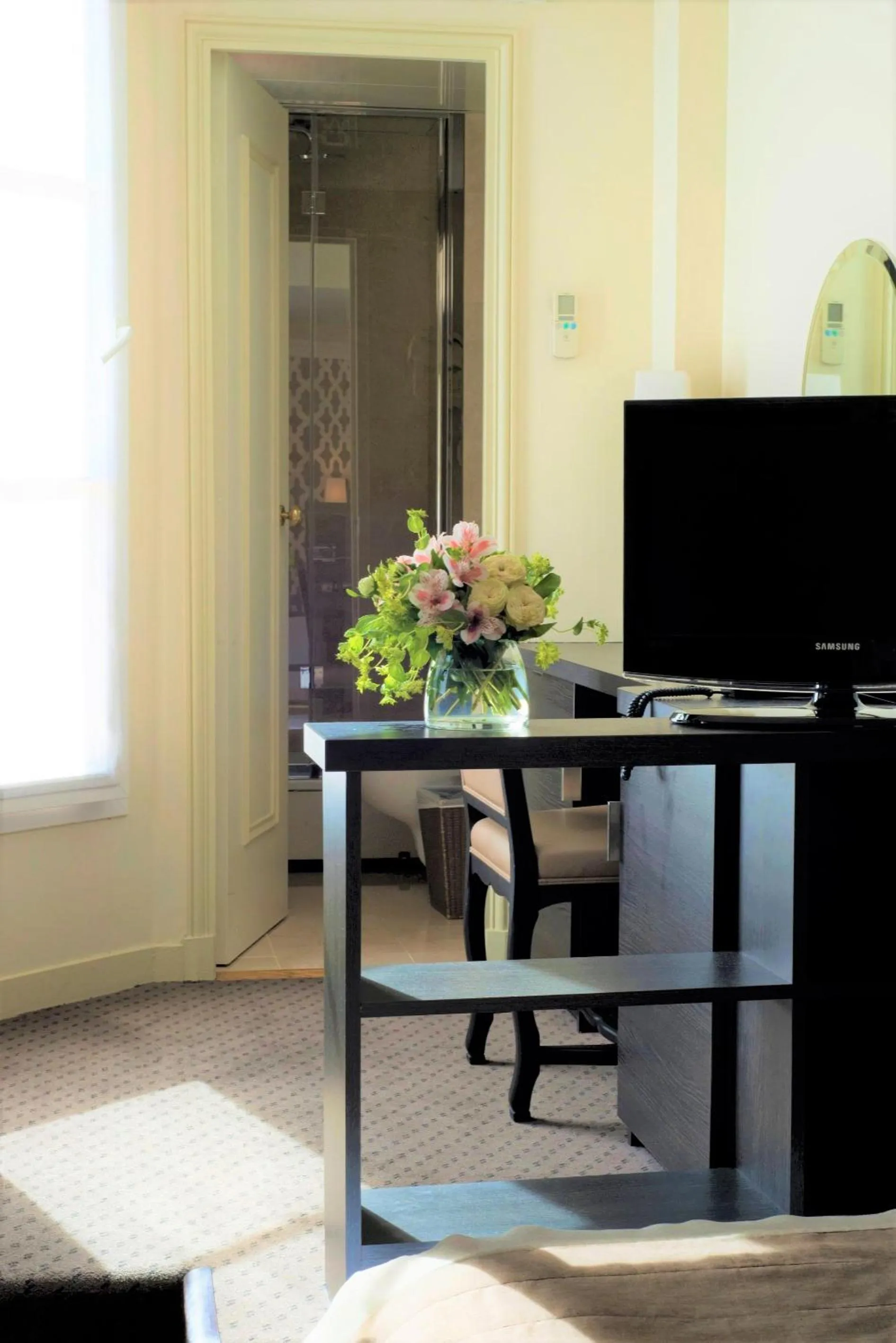 Bedroom in Hôtel Henri IV Rive Gauche