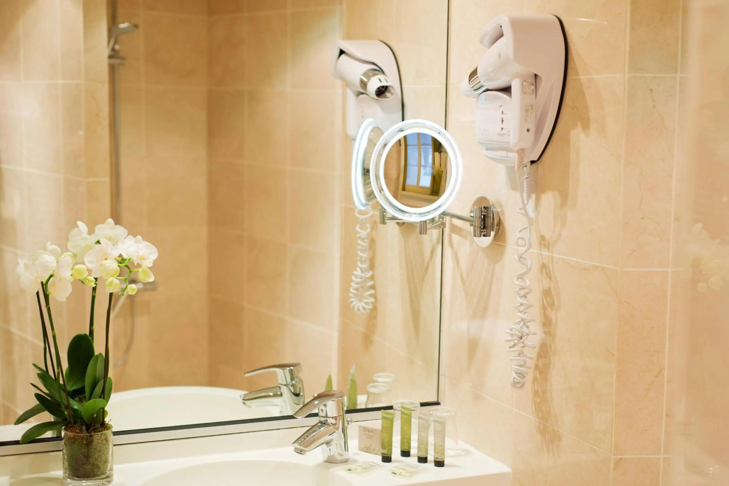 Bathroom in Hôtel Henri IV Rive Gauche