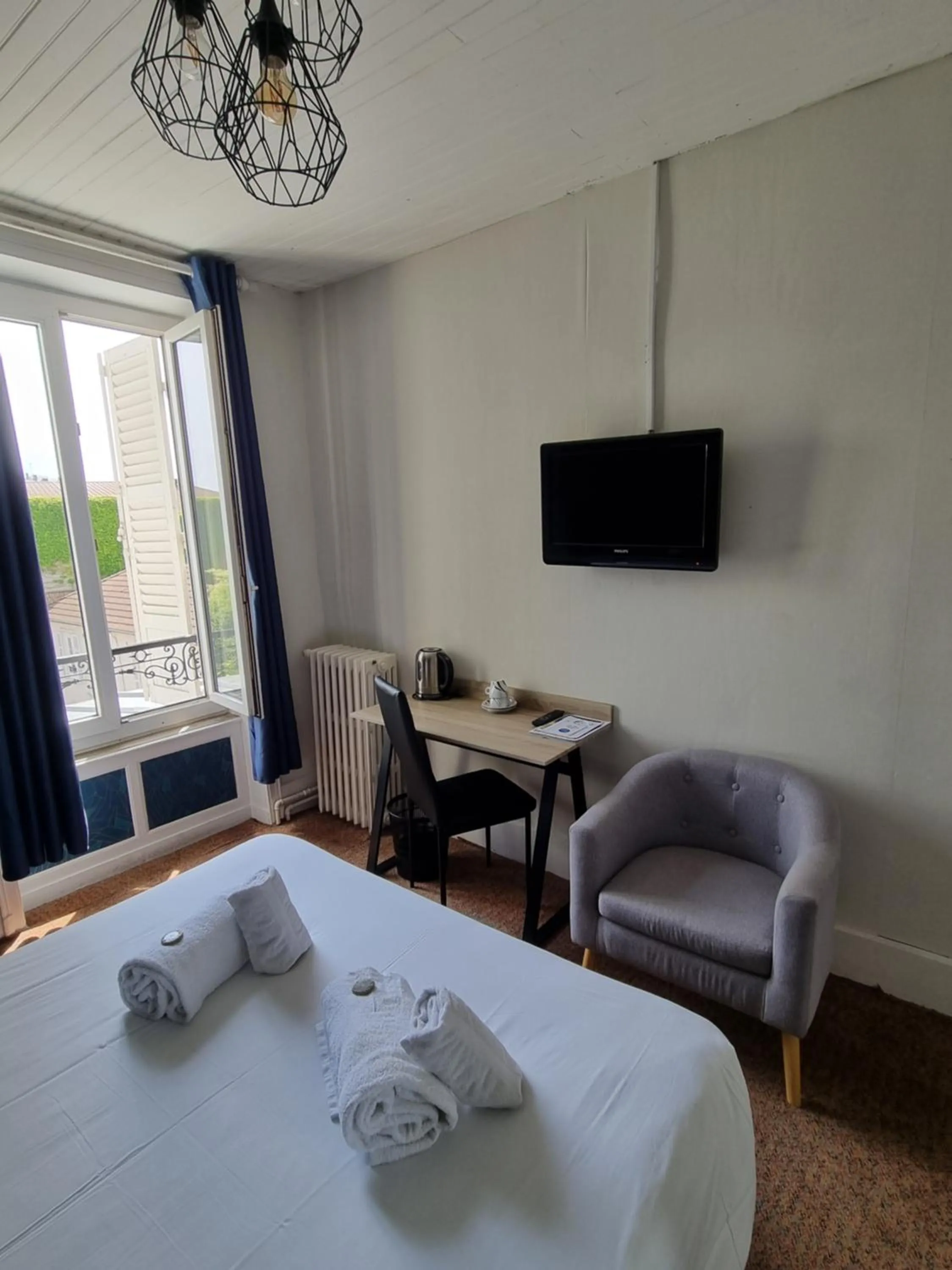 Photo of the whole room, Bed in Hôtel & Restaurant Le Patio VICHY