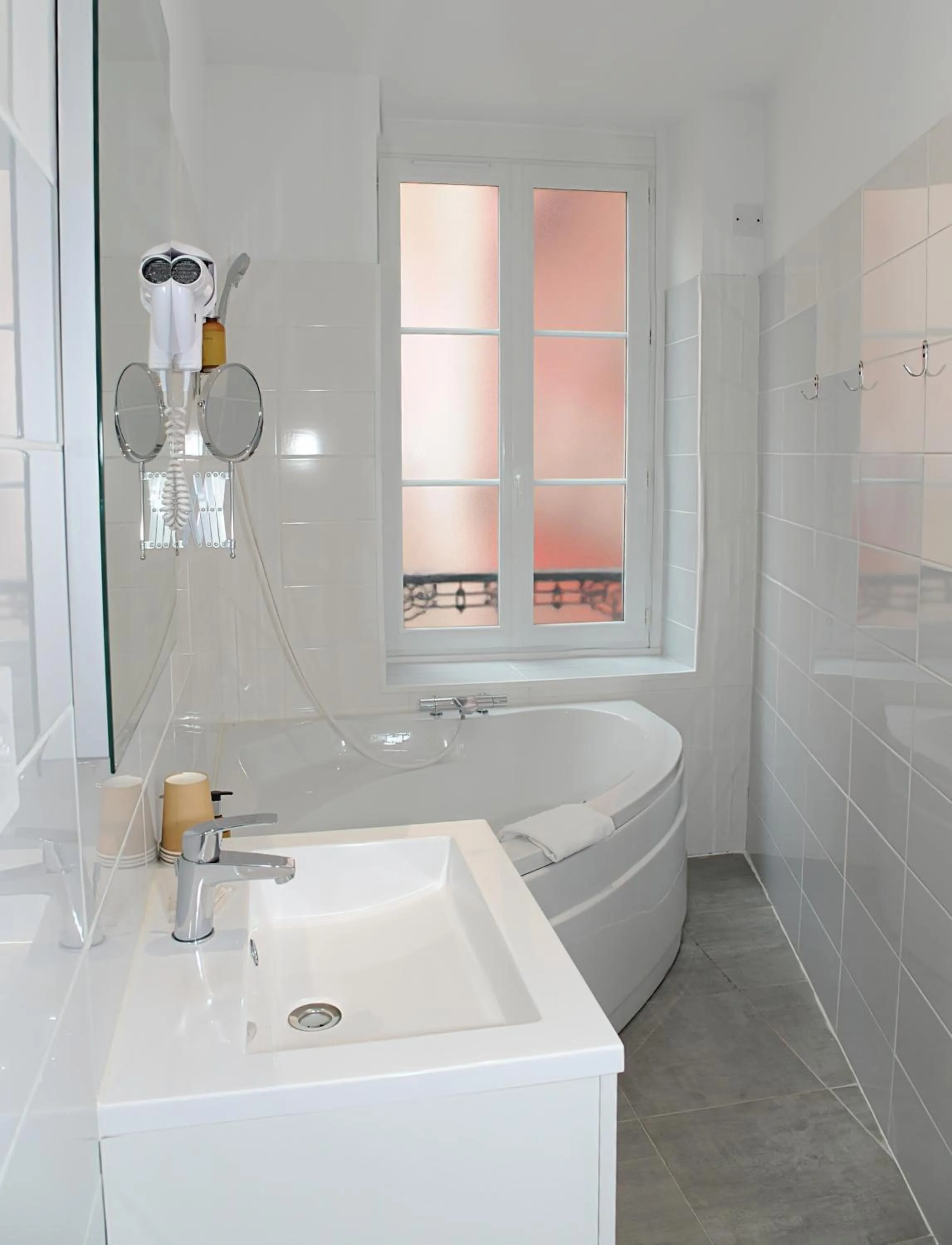 Shower in Hôtel & Restaurant Le Patio VICHY