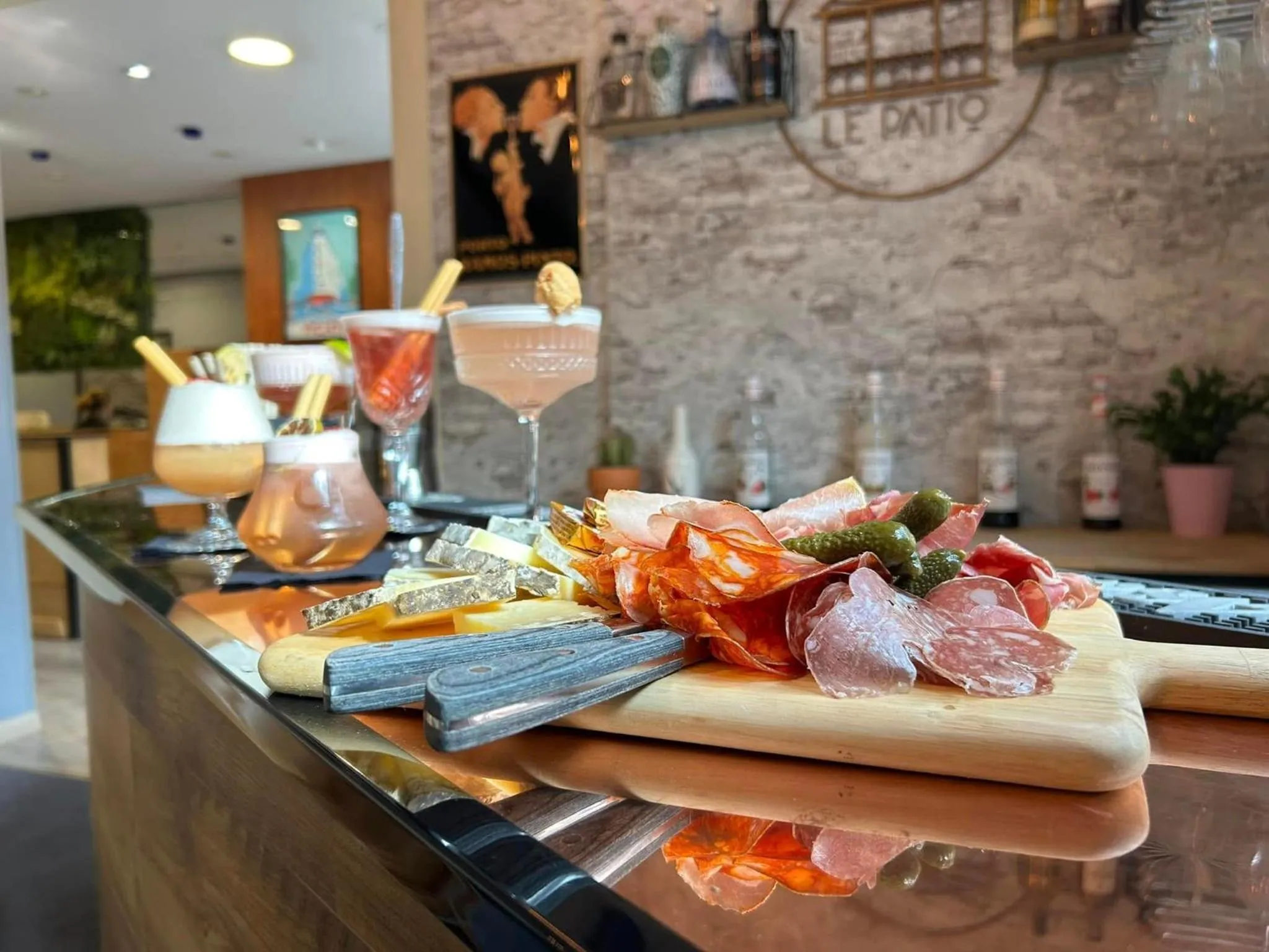 Lounge or bar in Hôtel & Restaurant Le Patio VICHY