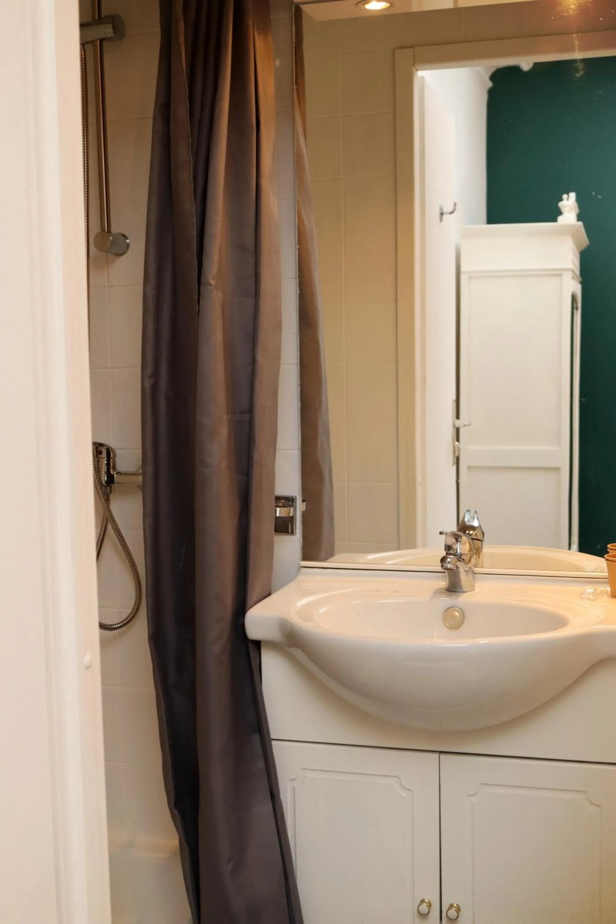 Shower in Hôtel & Restaurant Le Patio VICHY