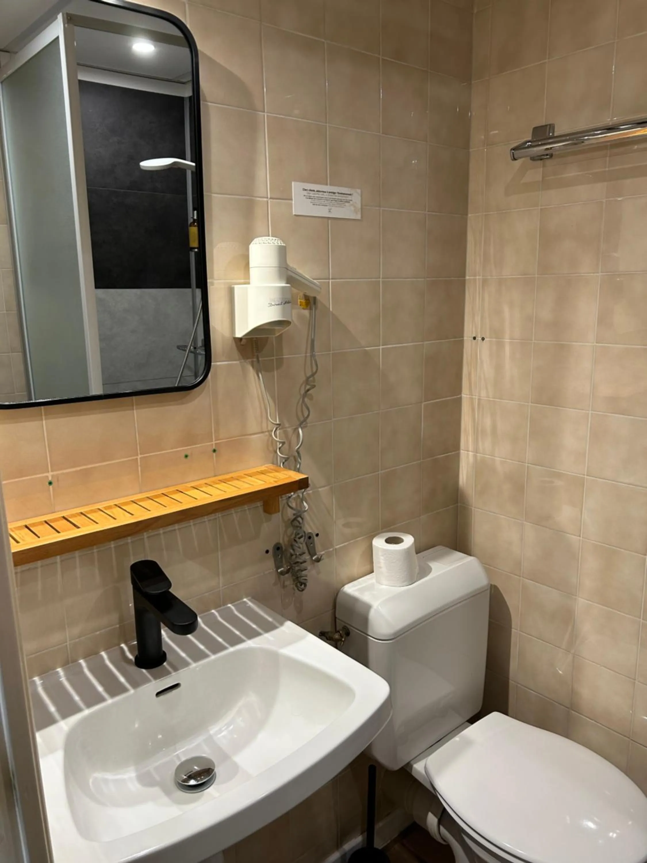 Bathroom in Hôtel & Restaurant Le Patio VICHY