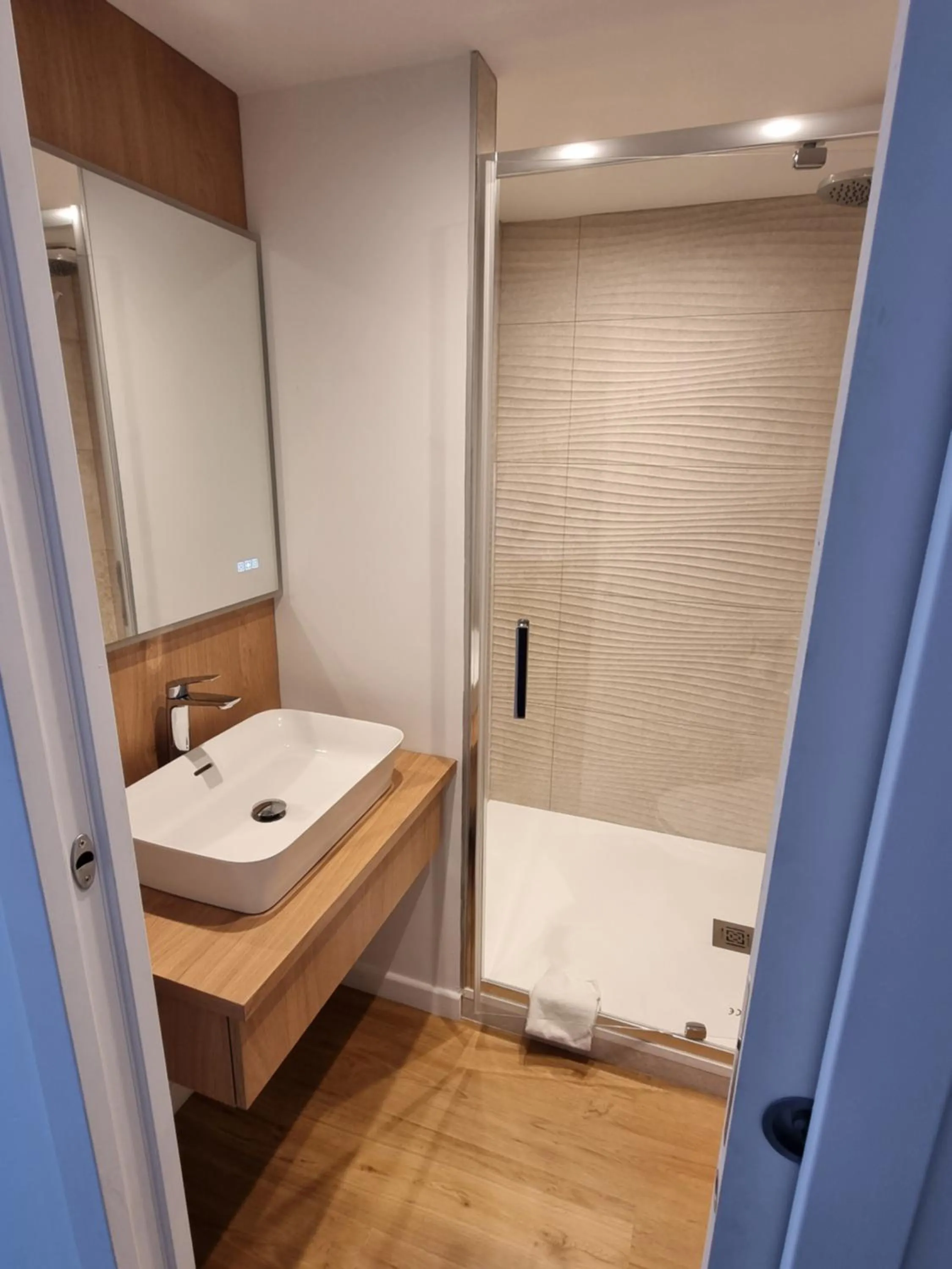 Shower in Hôtel & Restaurant Le Patio VICHY