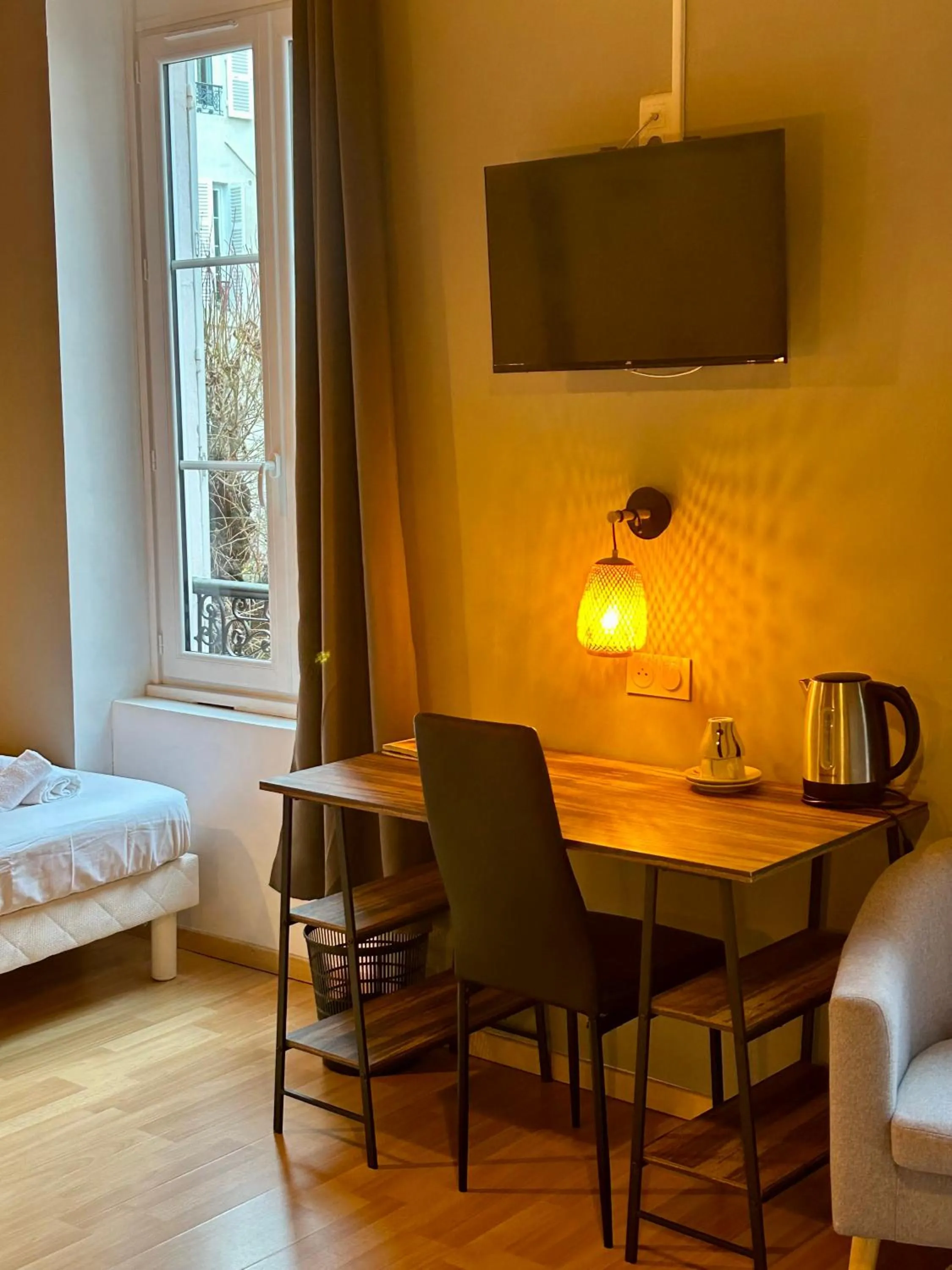 TV and multimedia, Bed in Hôtel & Restaurant Le Patio VICHY